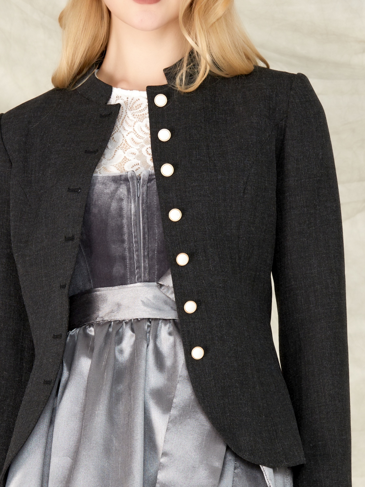 Dirndl mit schwarzer Jacke