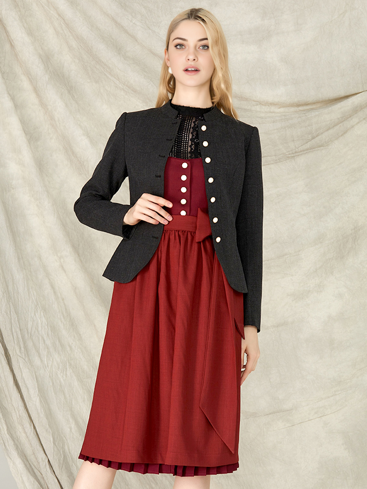 Dirndl in Grün und Rot