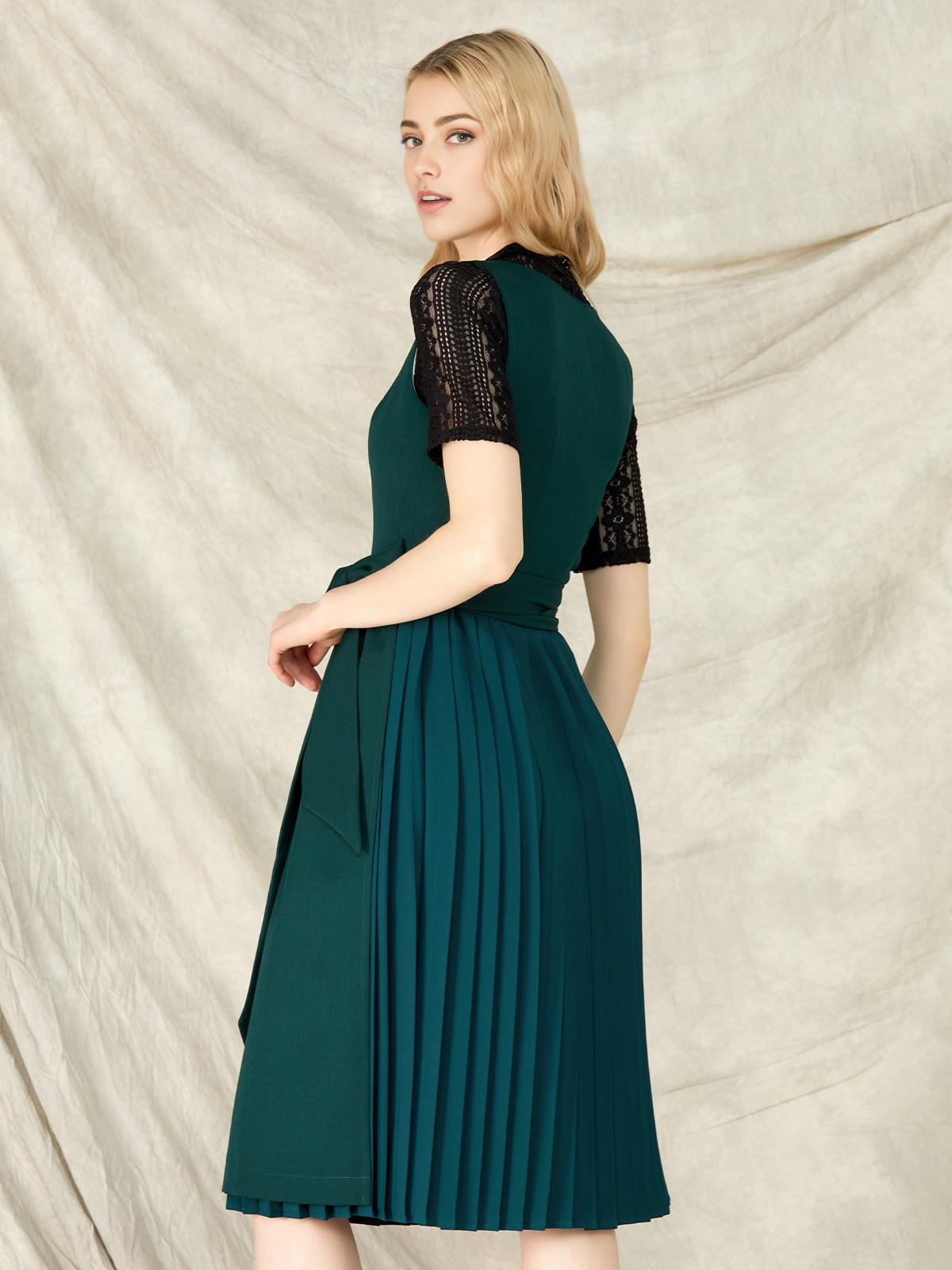 Dirndl in Grün mit traditionellem Schnitt