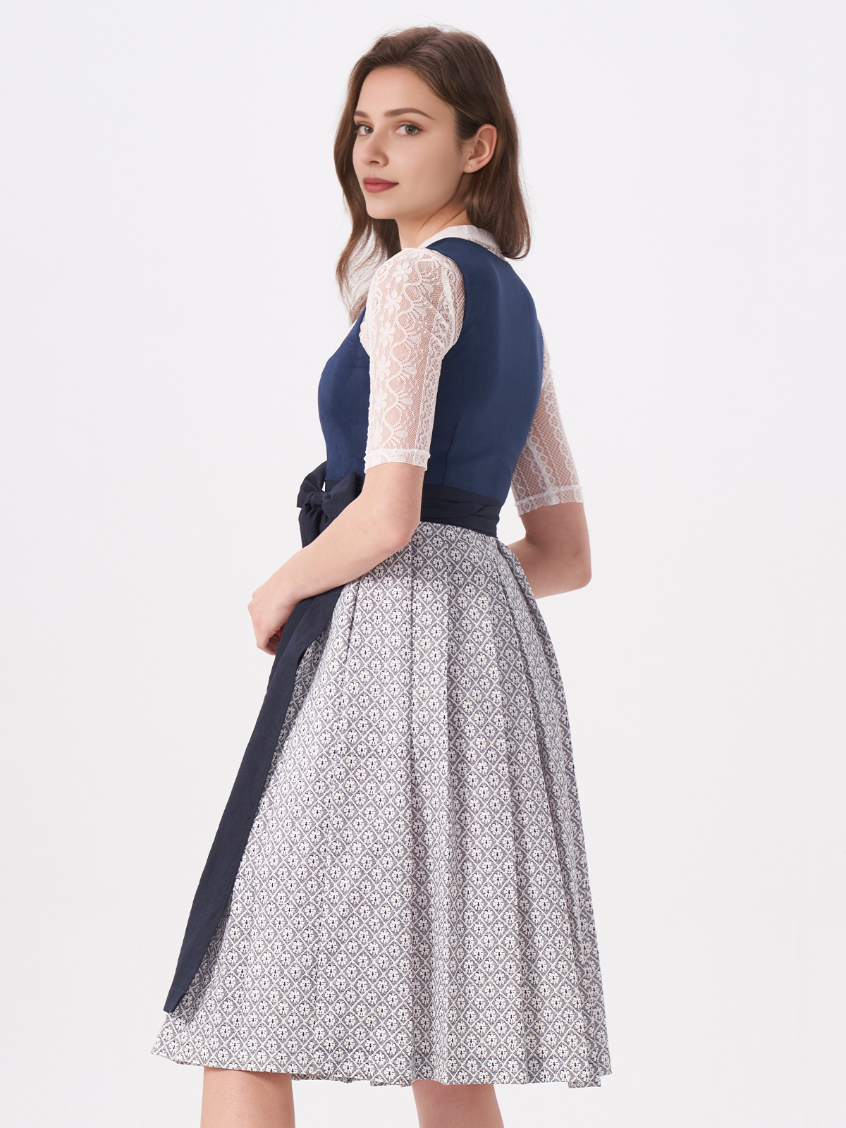 Modernes rot-schwarzes Dirndl mit eleganter Silhouette