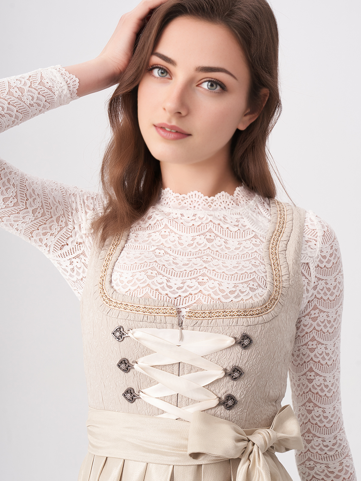 Grünes Dirndl mit beigem Schürzenband
