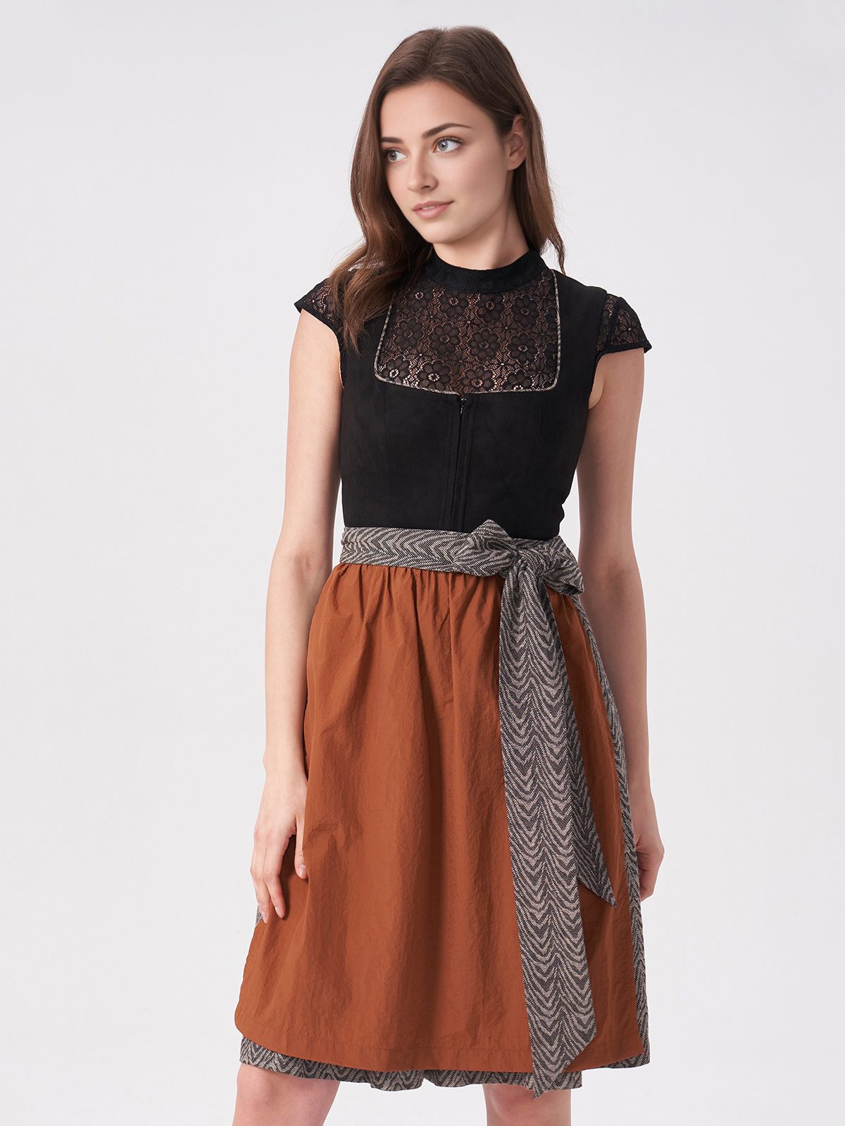 Schwarzes Dirndl mit eleganter Bluse