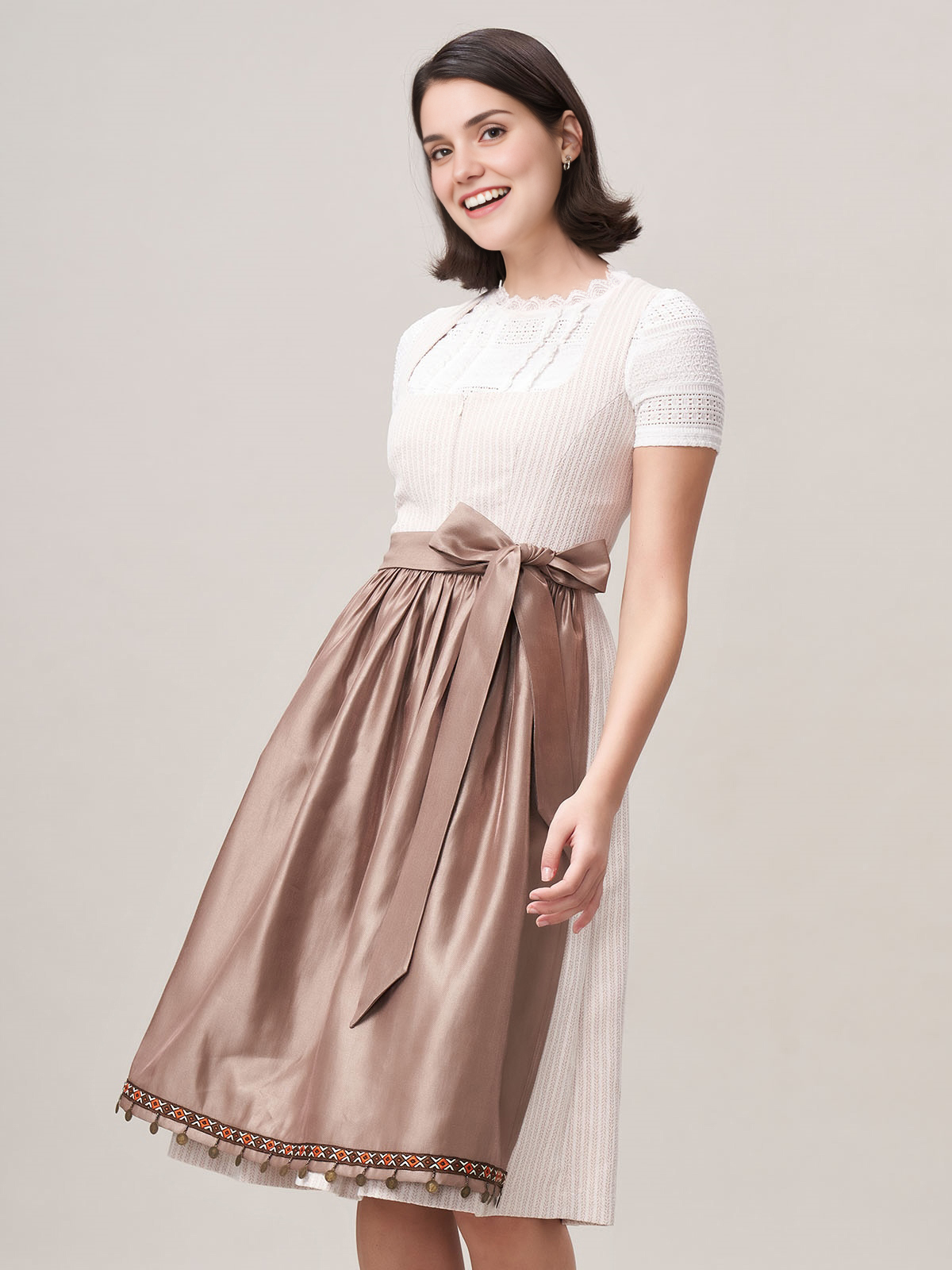Beige Dirndl mit traditionellem Schnitt