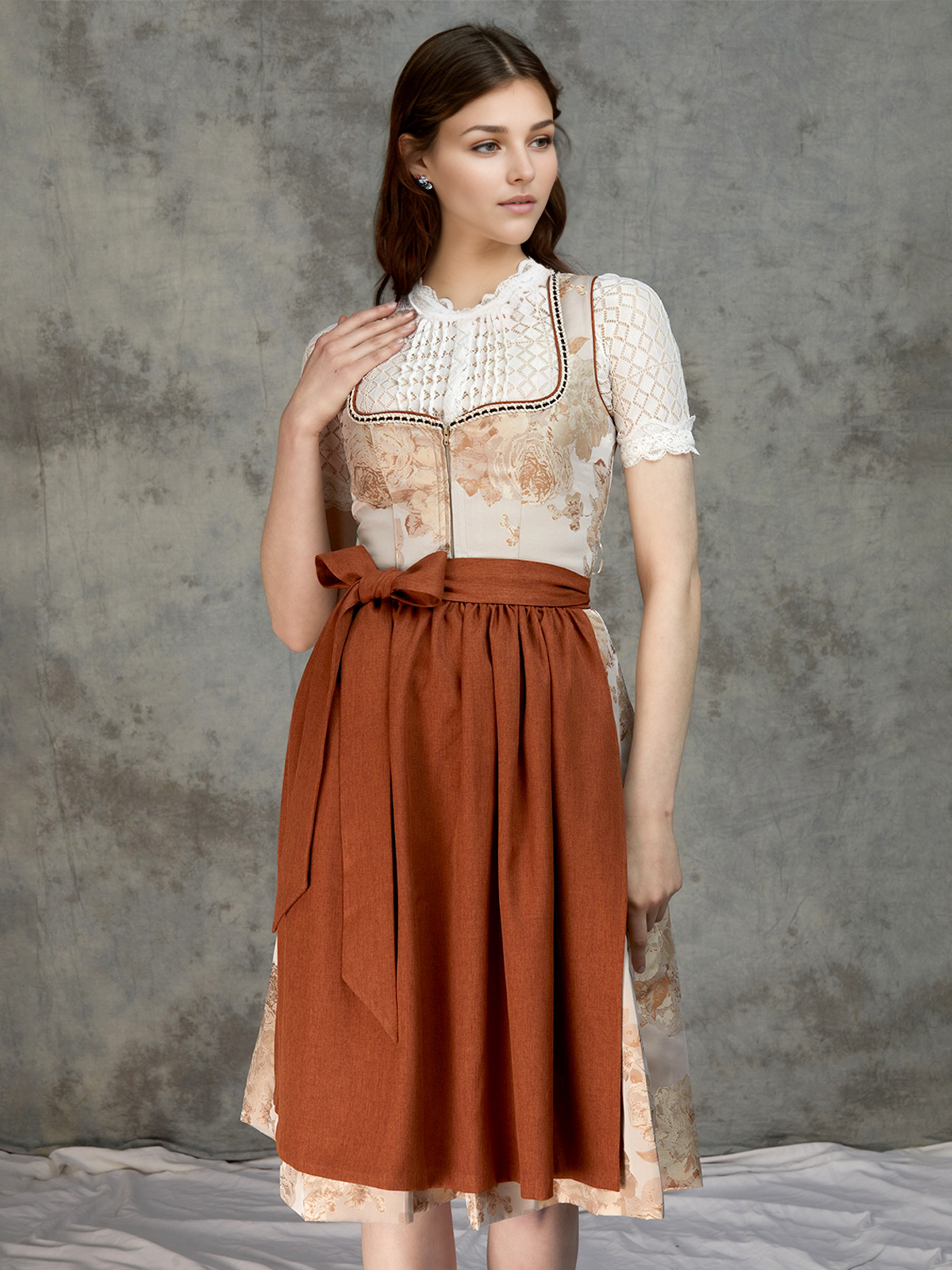 Grünes Dirndl mit traditioneller Schürze