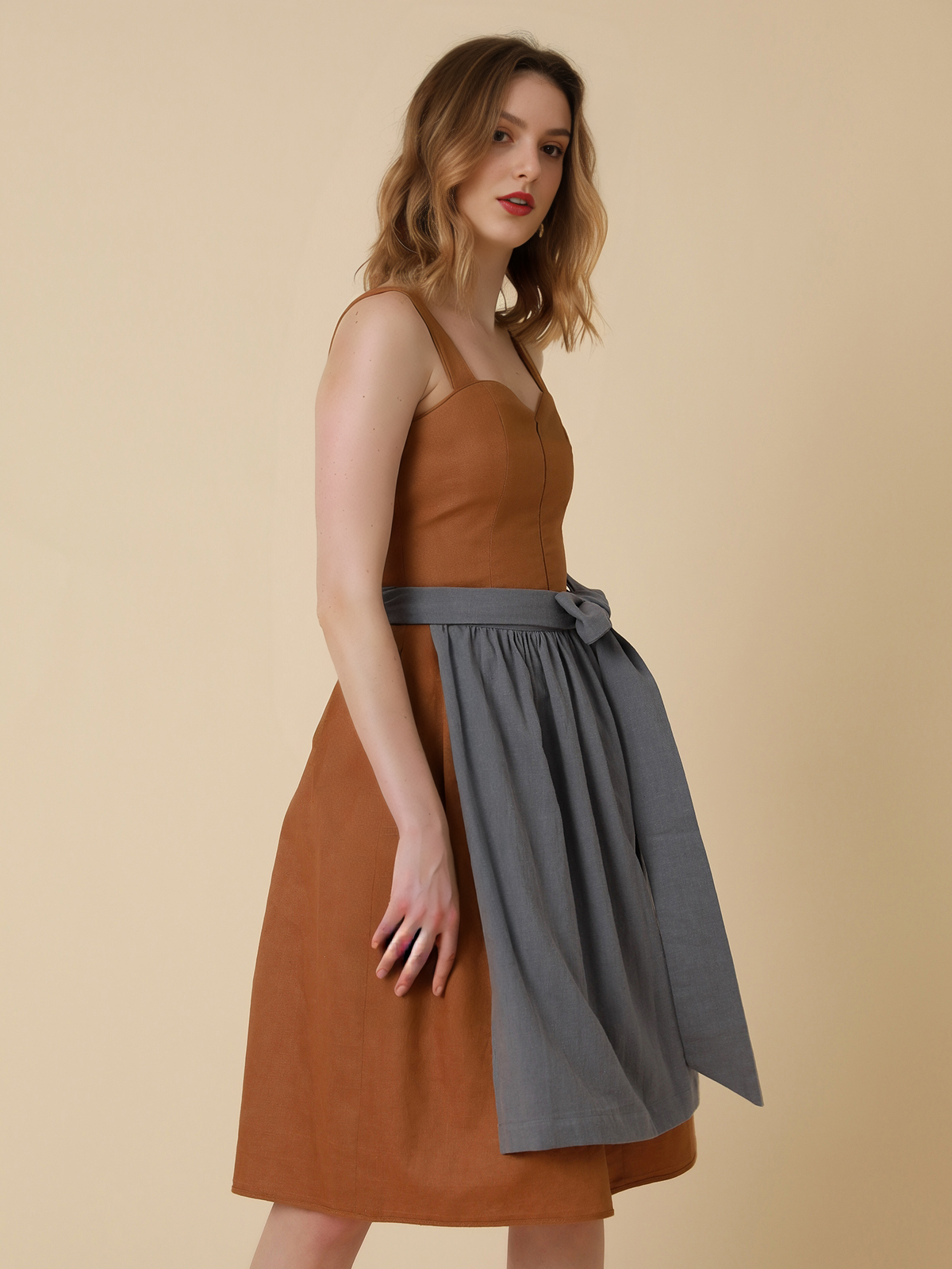 Dirndl in Gelb mit traditioneller Schürze