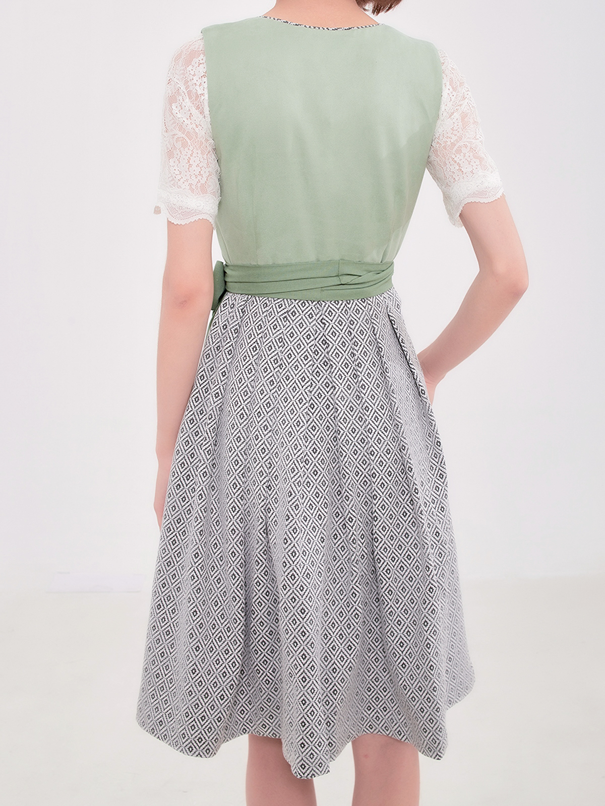 Modernes Dirndl in Grün mit taillenbetonter Corsage
