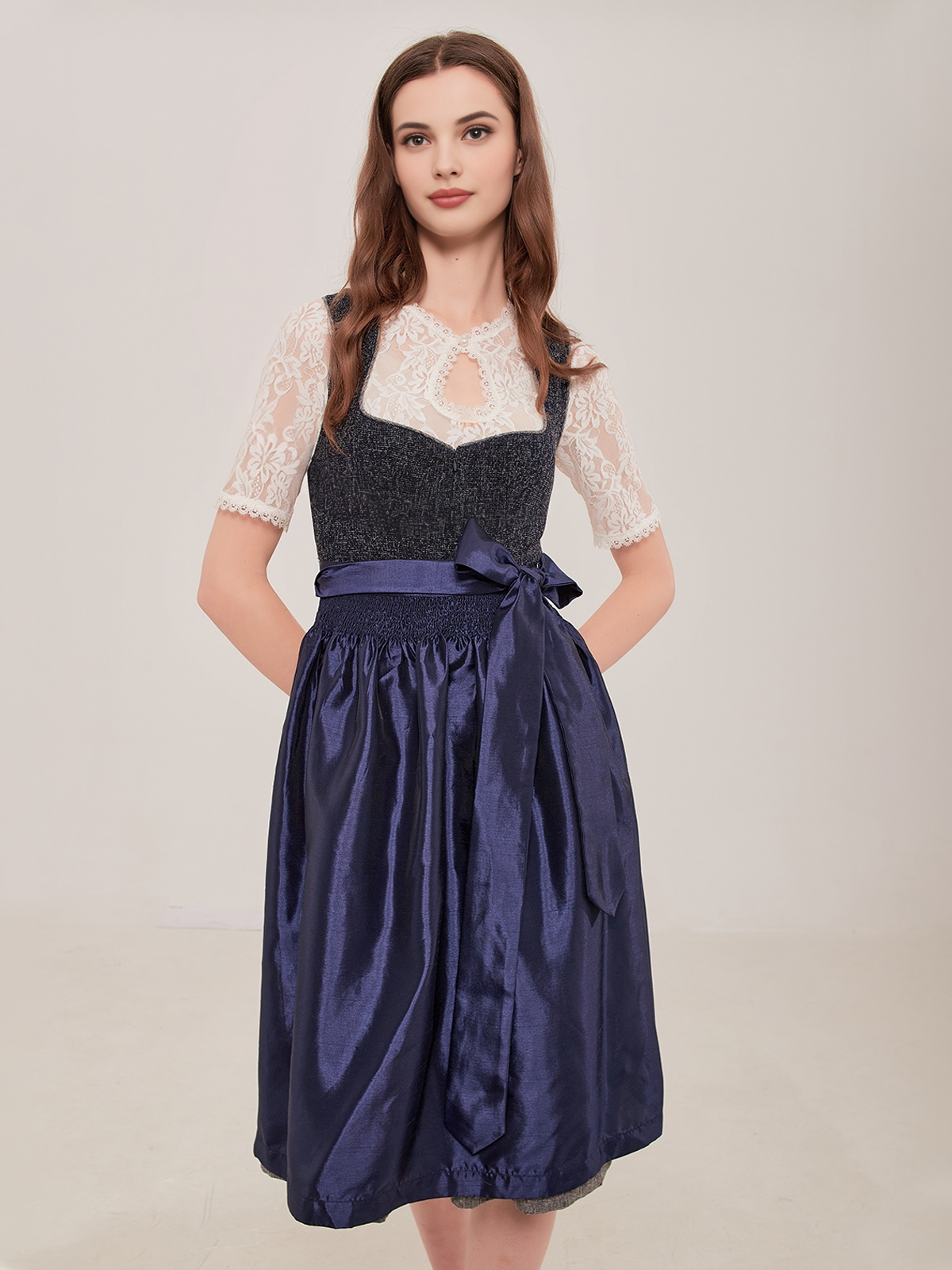 Modernes blaues Dirndl mit eleganter Schürze