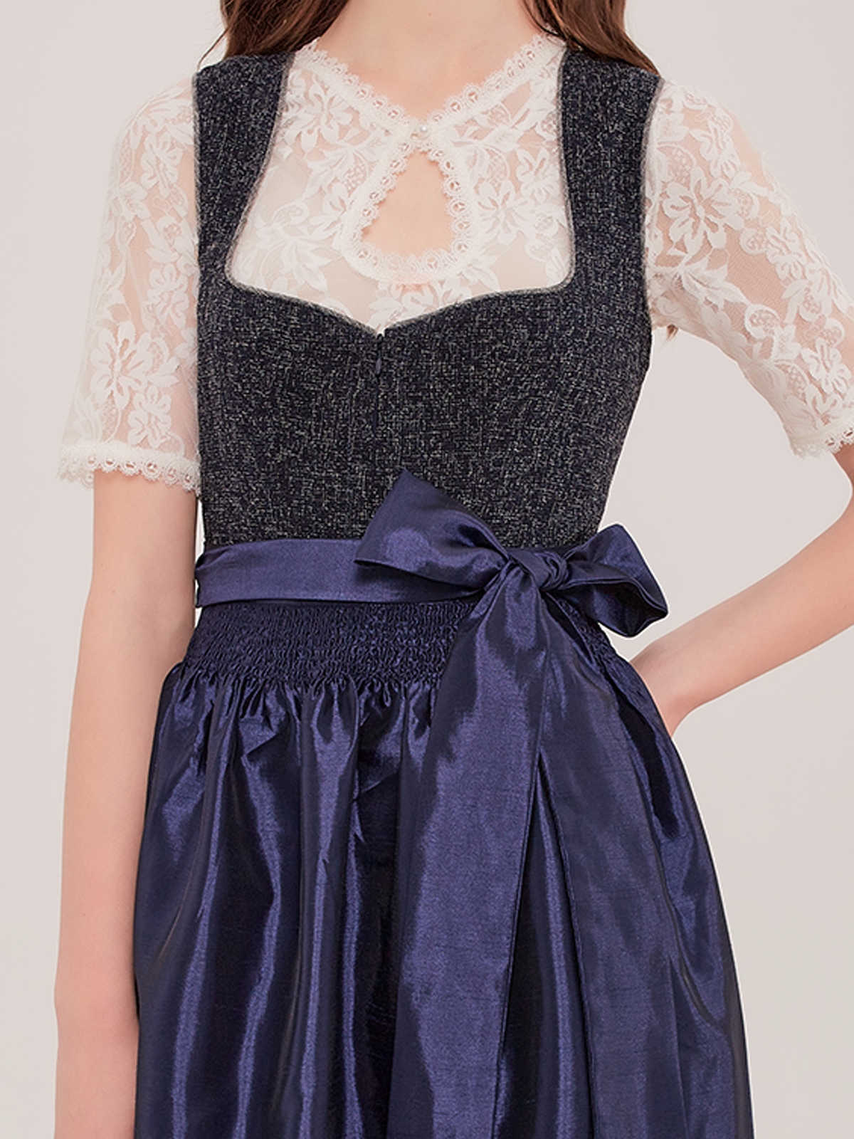 Geschlossene Dirndlbluse in Blau