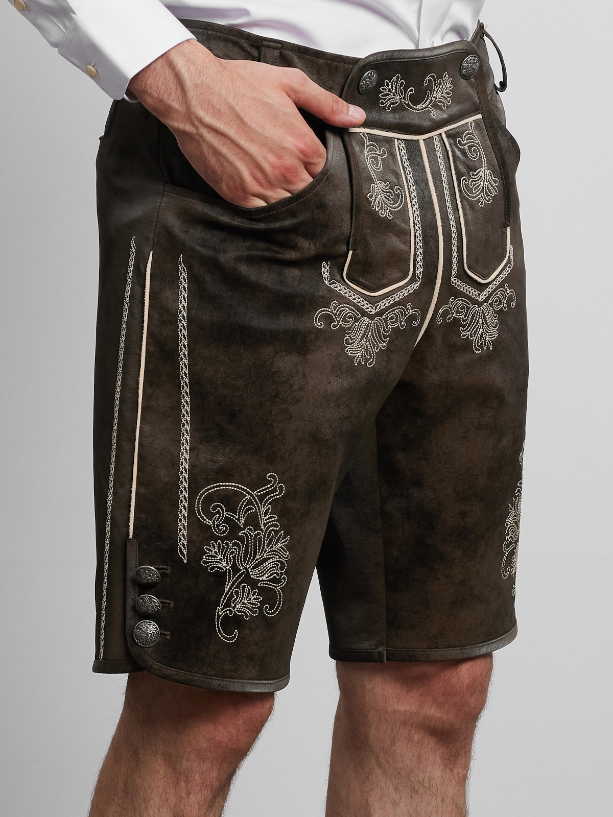 Dirndlbluse langarm weiß in Kombination mit einem braunen Dirndl