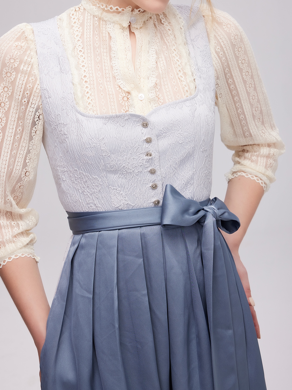 Klassische weiße Bluse für Dirndl