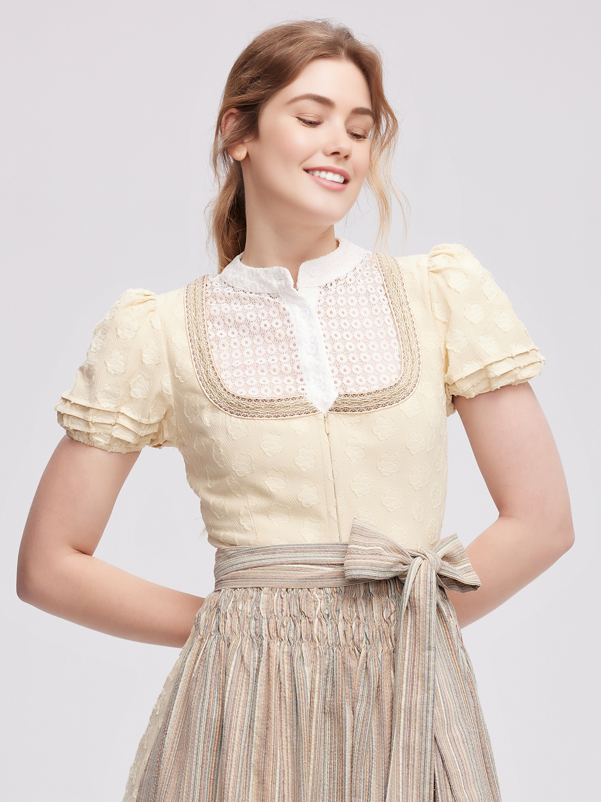 Olivgrünes Dirndl in eleganter Kombination