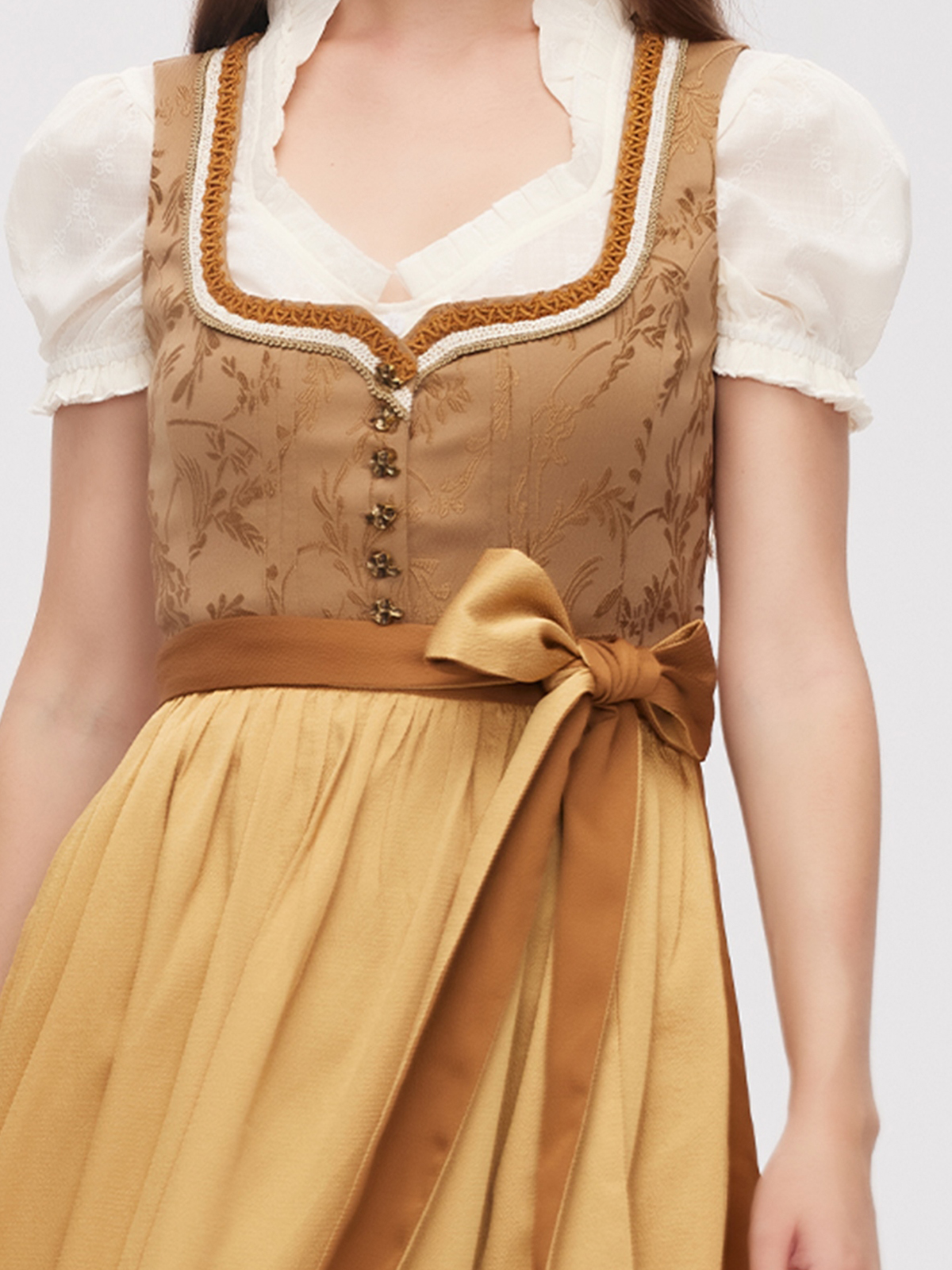 Dirndl in Gelb mit traditioneller Schürze