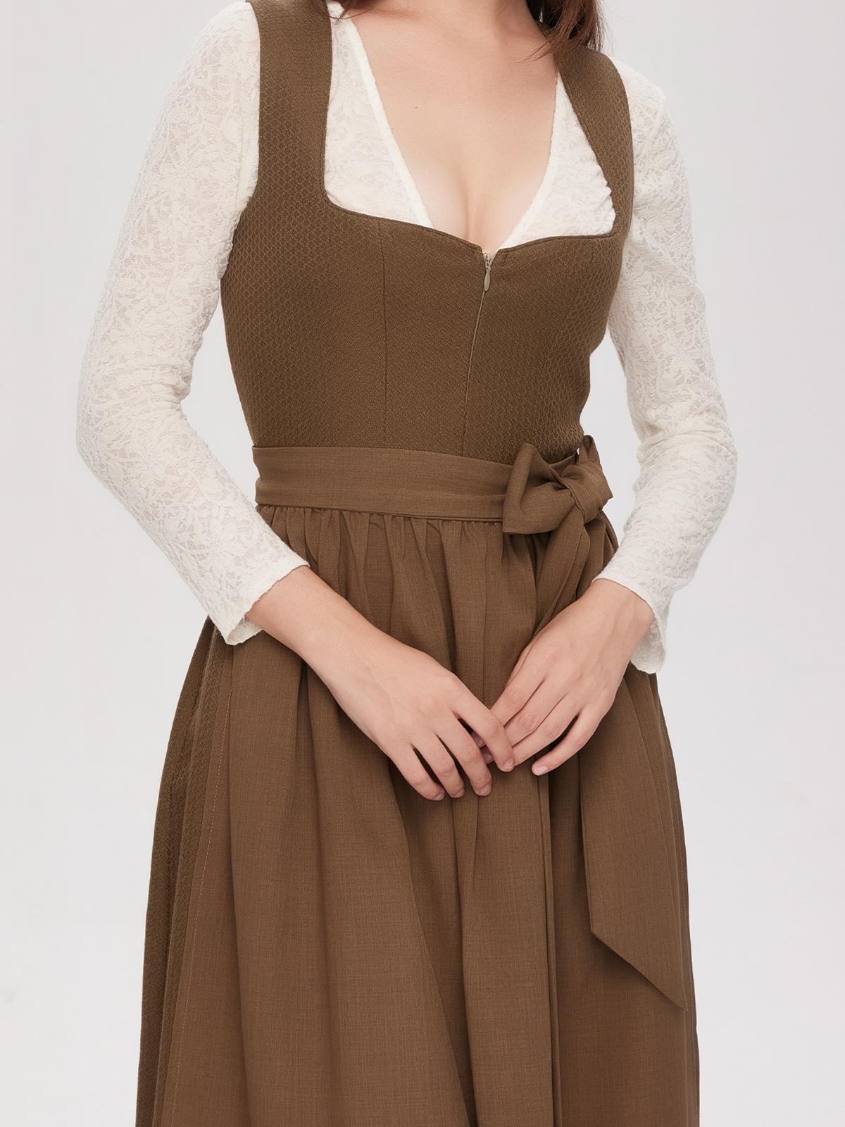 Dirndl in Grün mit schwarzer Spitzenbluse