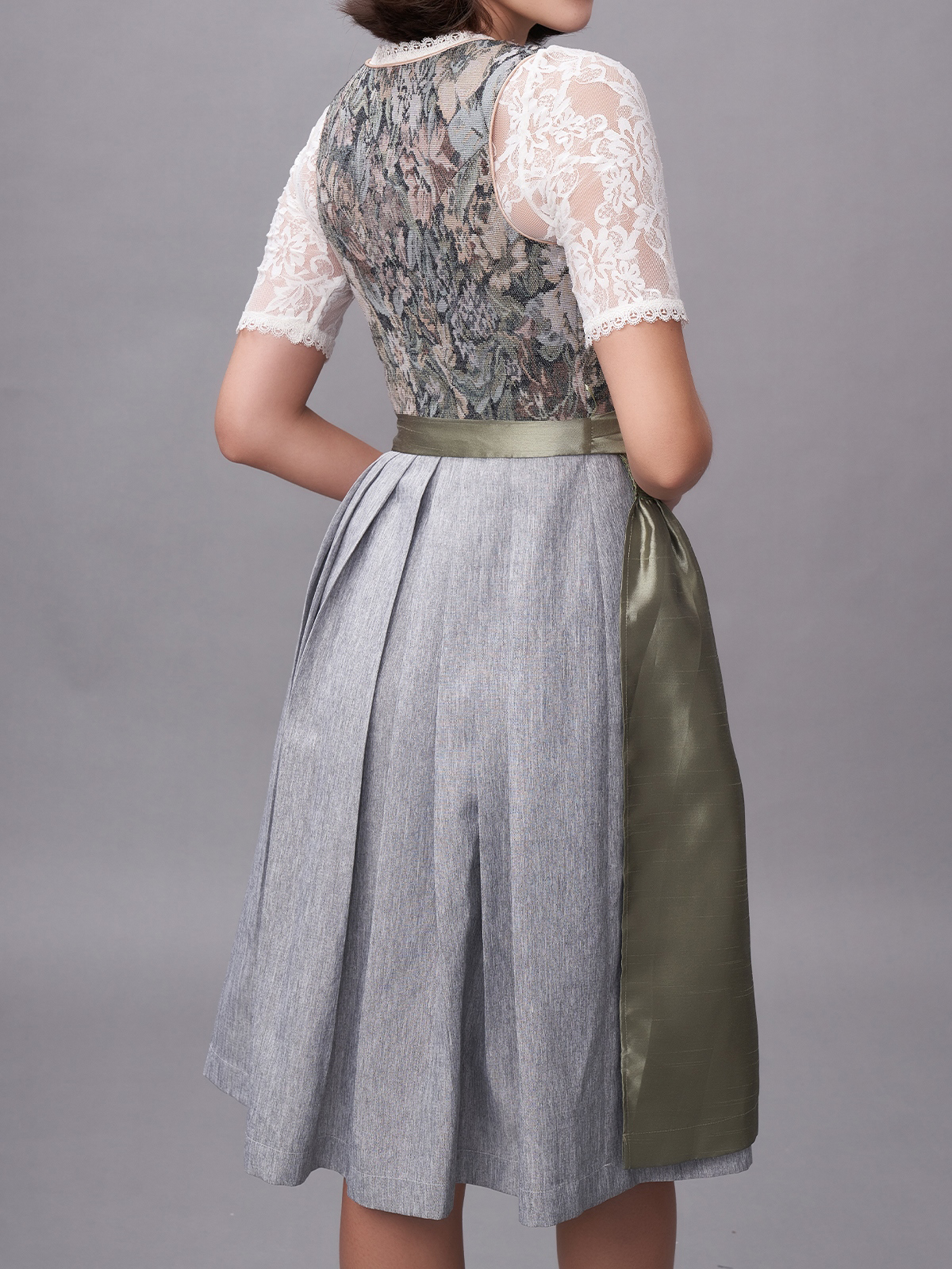 Ein wunderschönes grünes Jamei Dirndl mit floralen Details