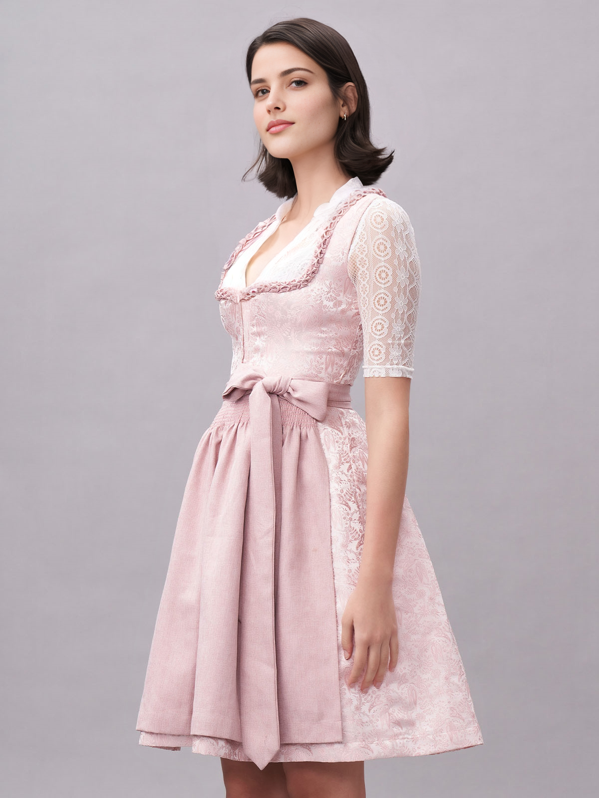 Dirndl in Rosa mit Spitzenverzierung
