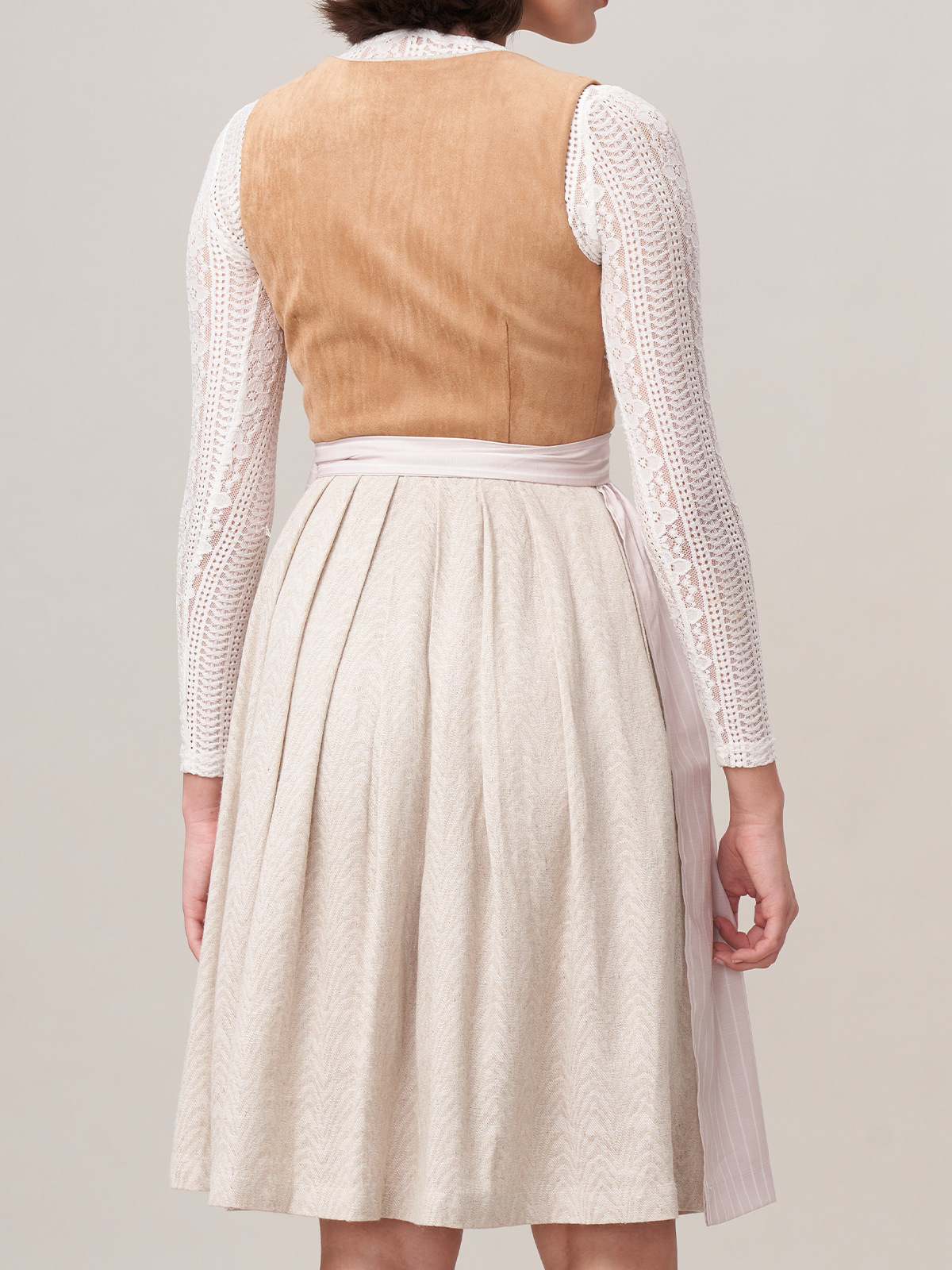 Modernes Dirndl in Braun mit schlanker Silhouette