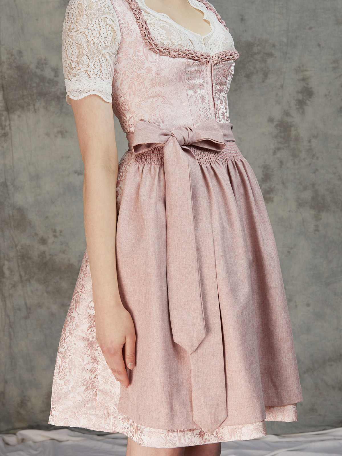 Dirndl in zartem Rosa mit modernem Schnitt
