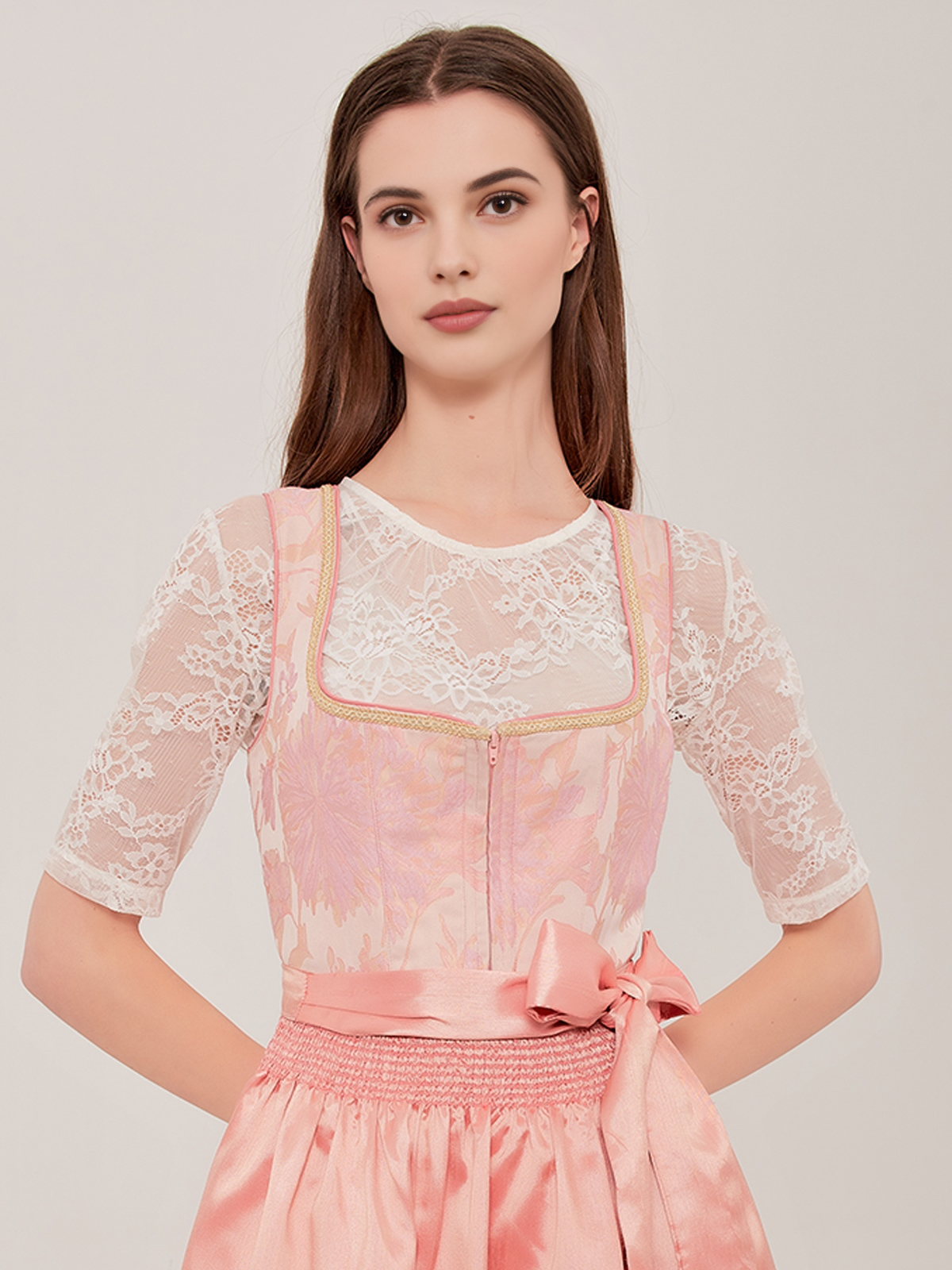 Grünes Samt-Dirndl mit floralen Details