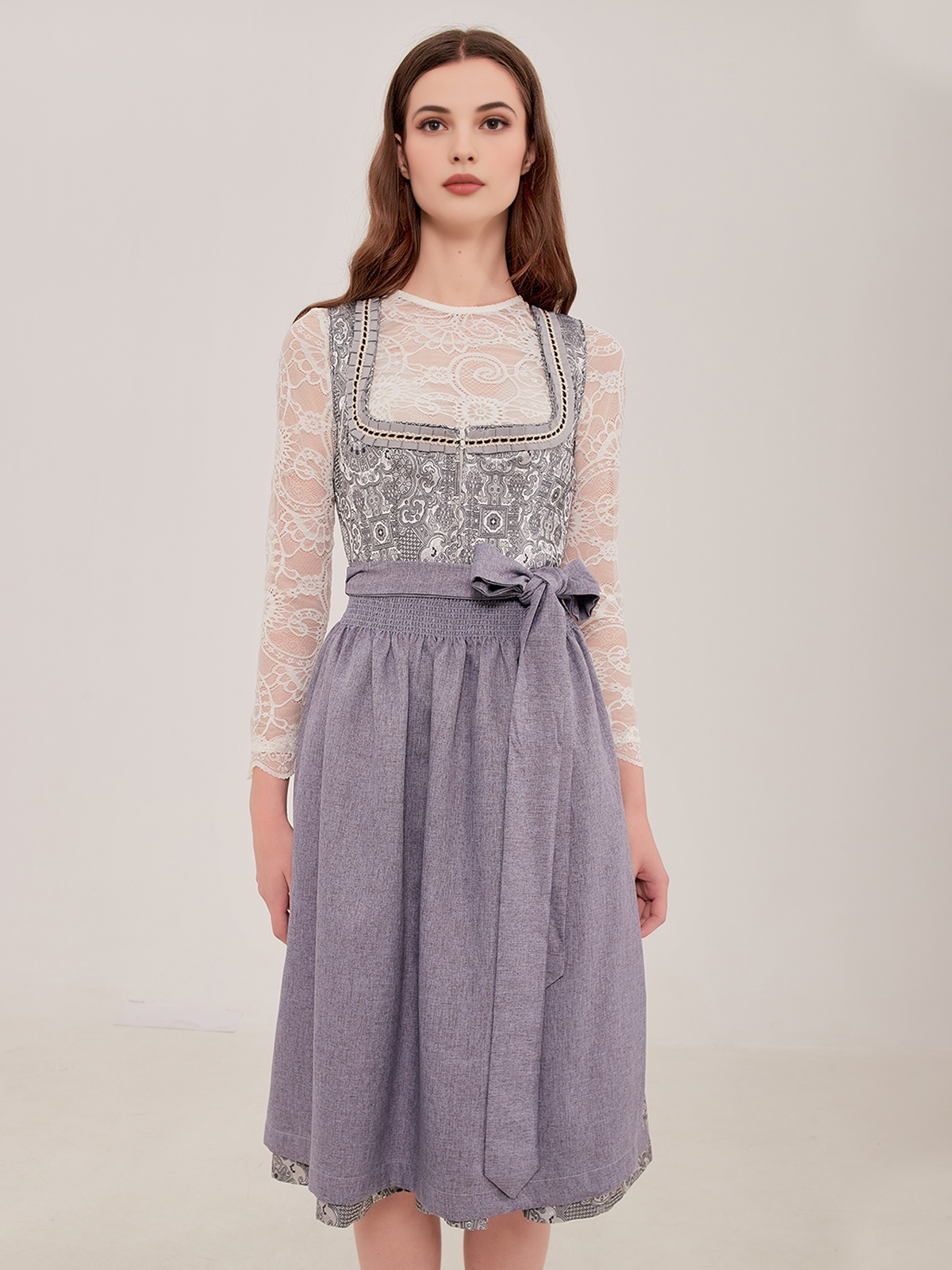 Dirndl in Grau – Eleganz pur