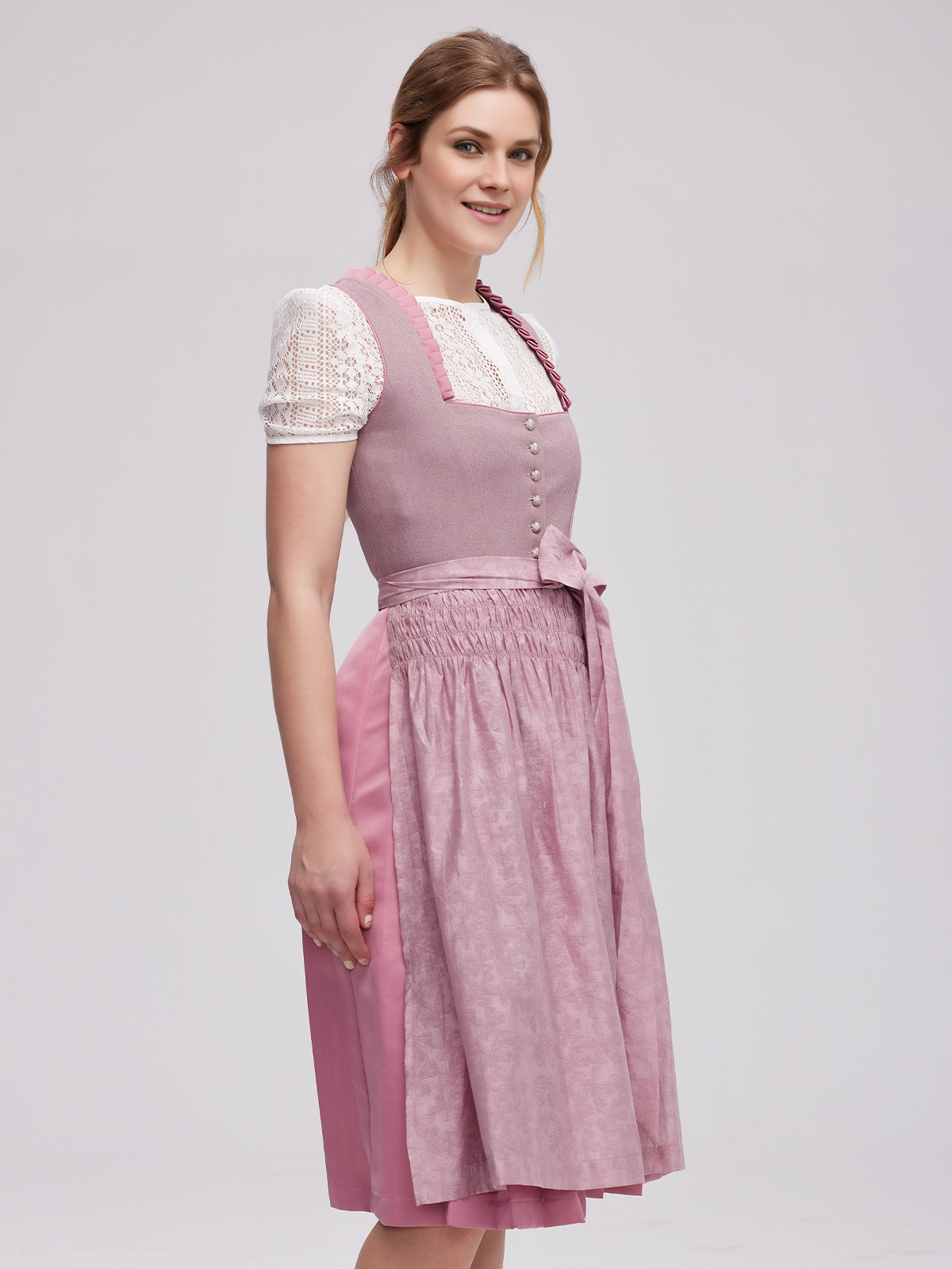 Modernes Dirndl in Lila – eleganter Schnitt für den urbanen Style