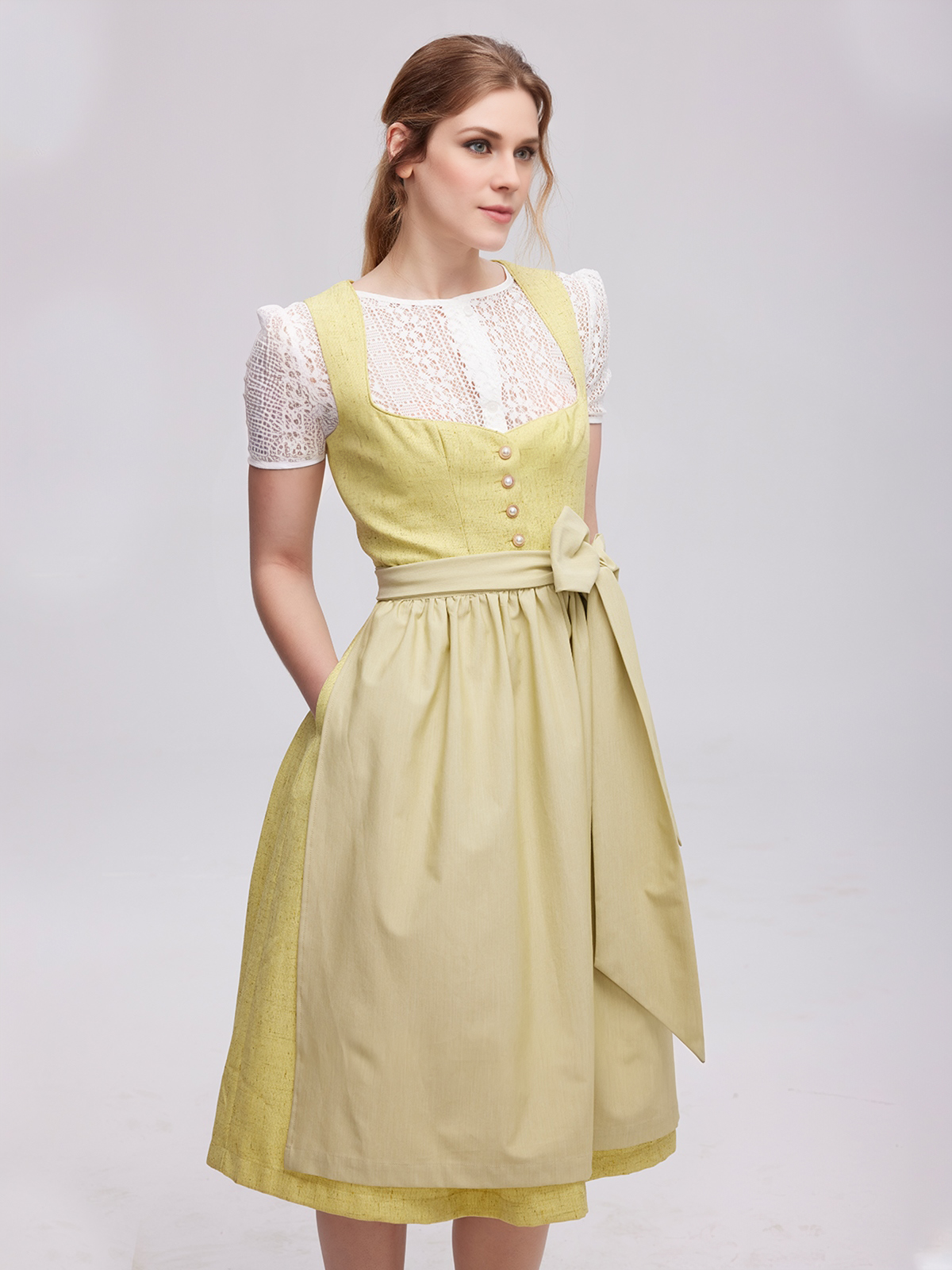 Modernes Dirndl in Gelb – perfekt für Sommer und Festivals