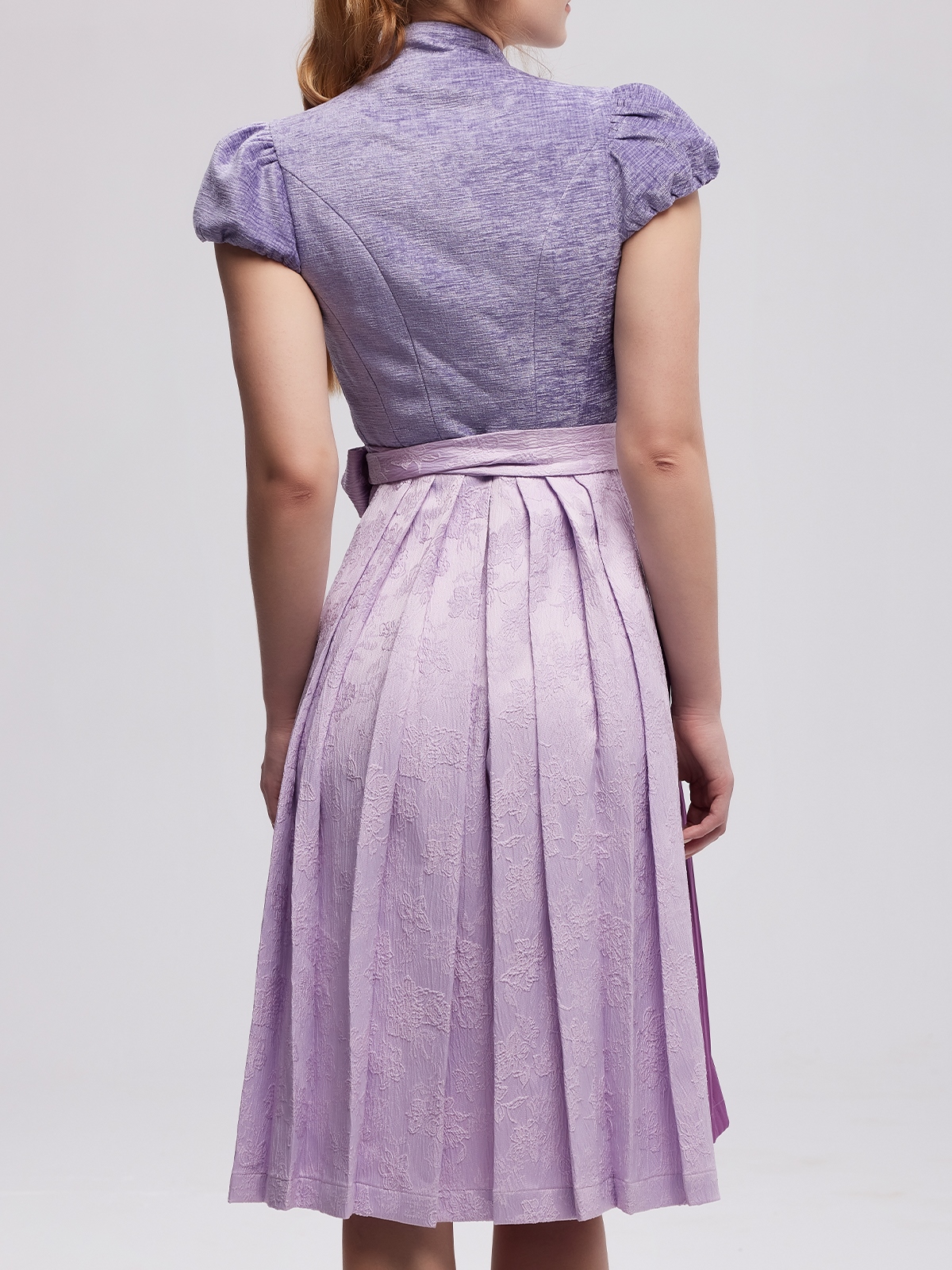 Moderne graue Dirndl mit femininem Schnitt