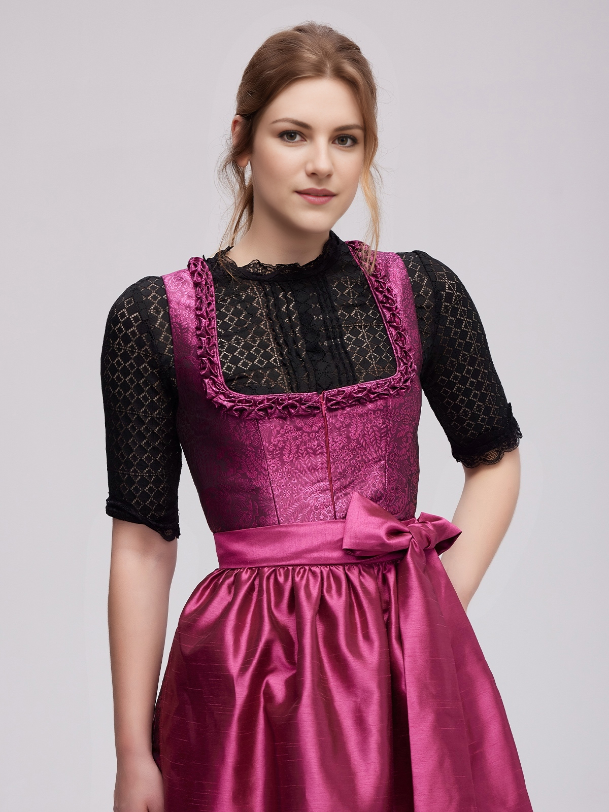 Dirndl in Pink mit floralen Details