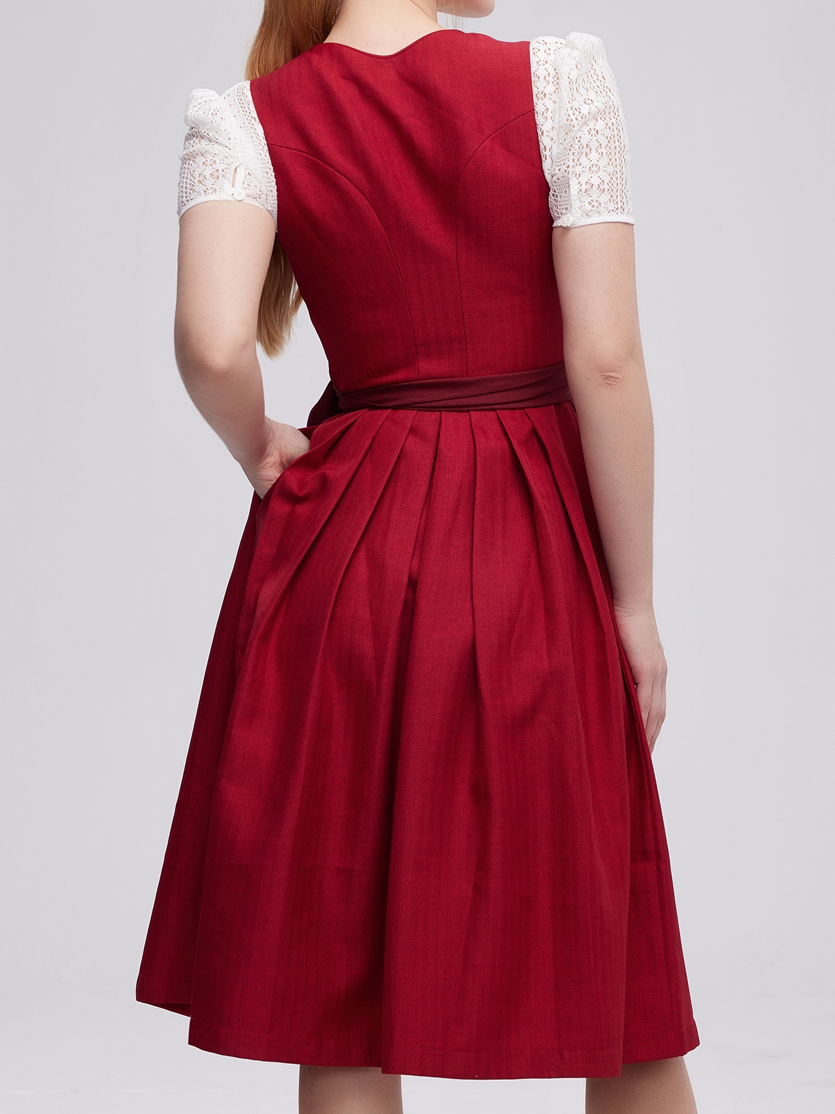 Schwarzes Dirndl mit roter Bluse