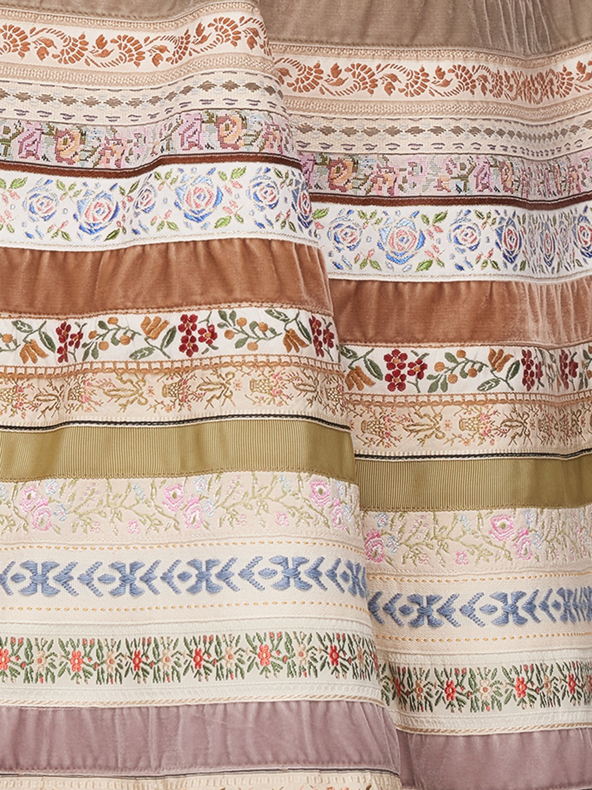 Modernes Dirndl in Beige