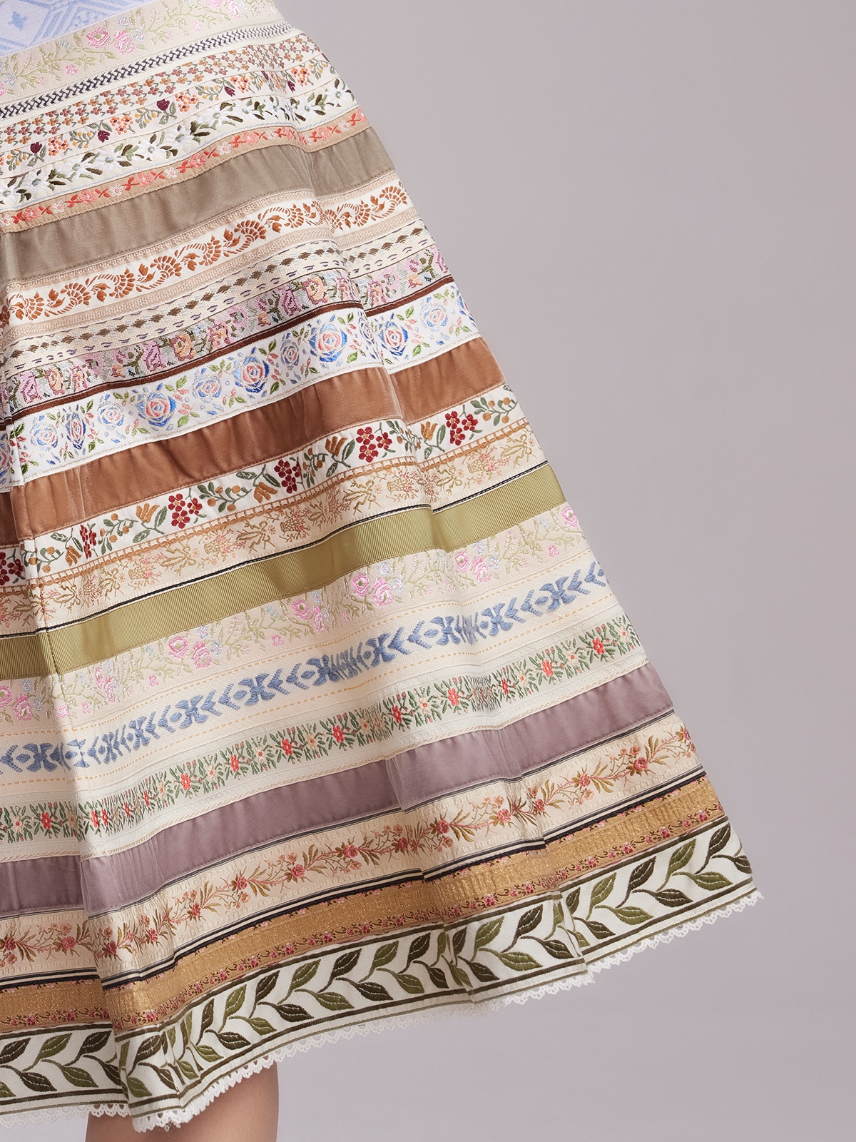 Dirndl Gelb Samt – Eleganz und Tradition vereint