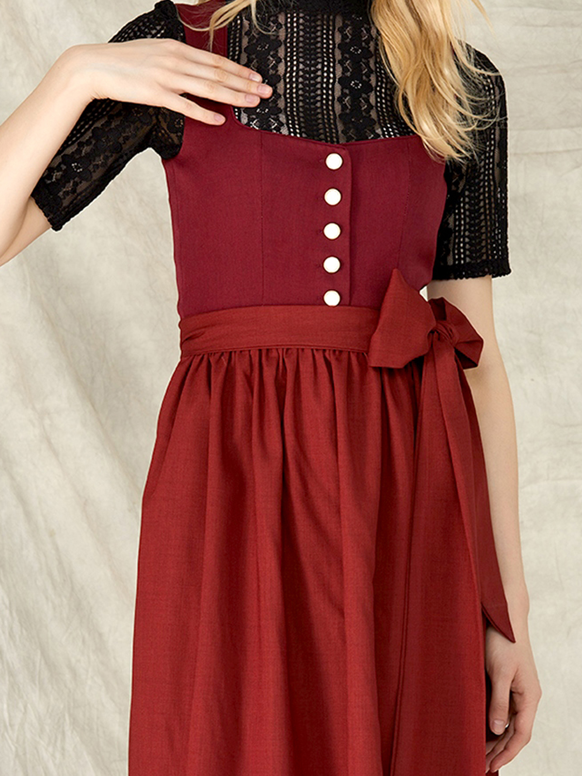 Dirndl in Rot – Tradition und Leidenschaft