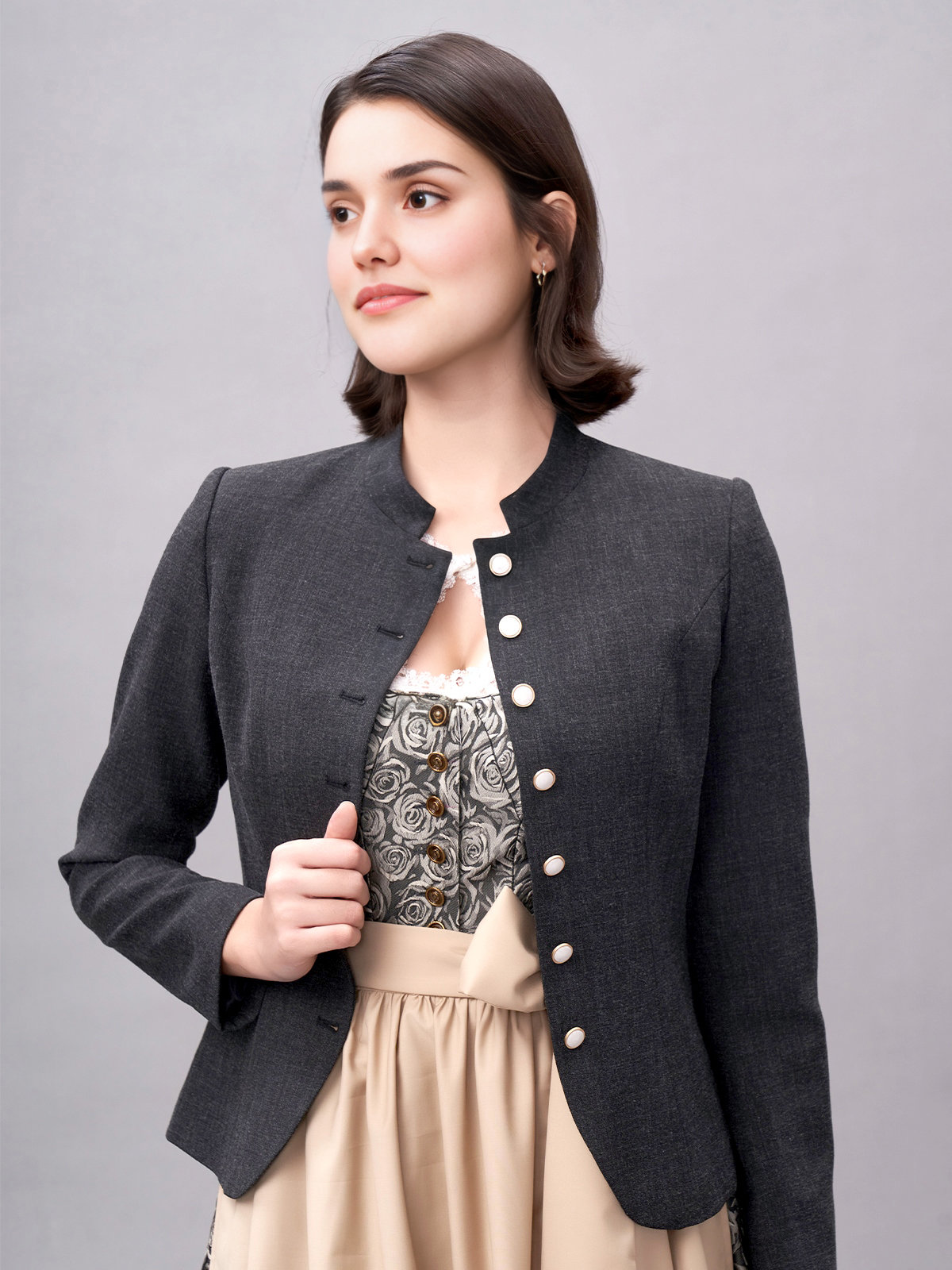 Stylisches Mini Dirndl mit schwarzem Mieder und floralem Rock