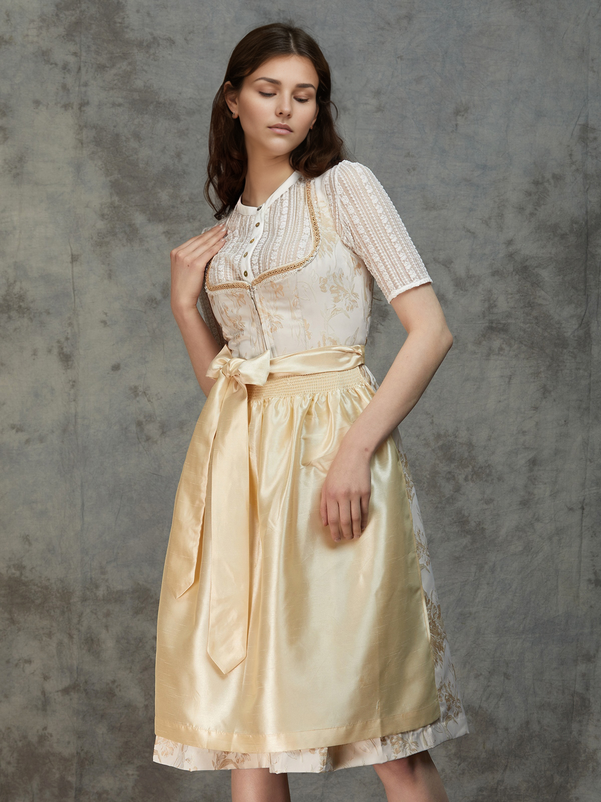 Modernes Dirndl in Gelb mit blauen Akzenten