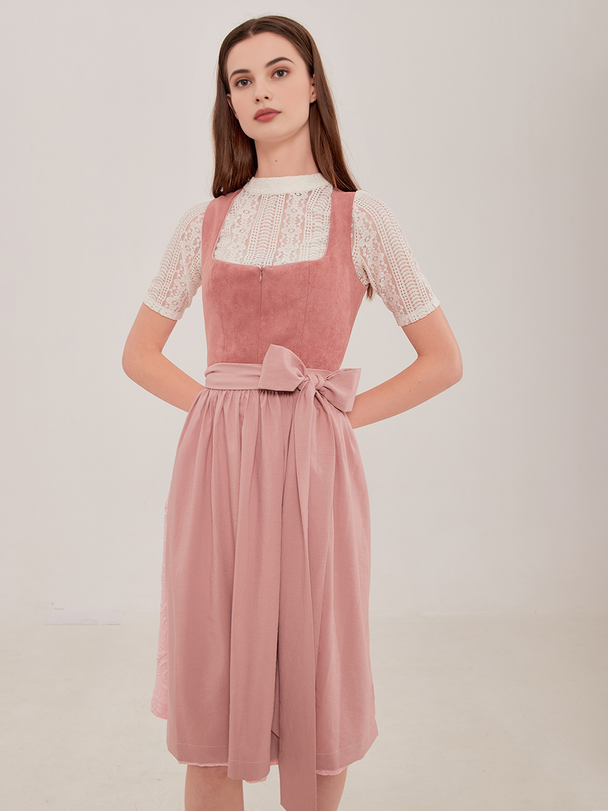 Modernes rosa Dirndl mit floralen Details