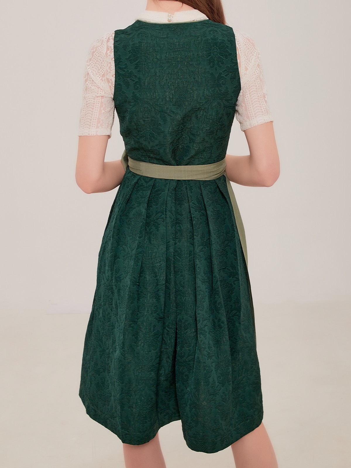 Ein elegantes grünes Midi Dirndl mit floralen Details