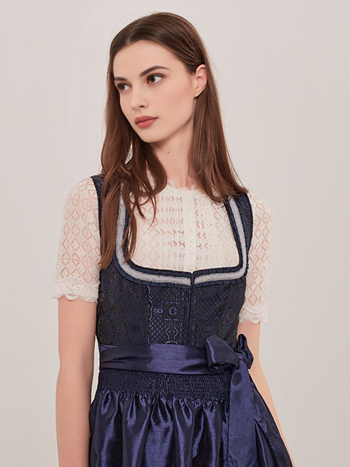 Dirndl Samt Blau – Eleganz in Perfektion