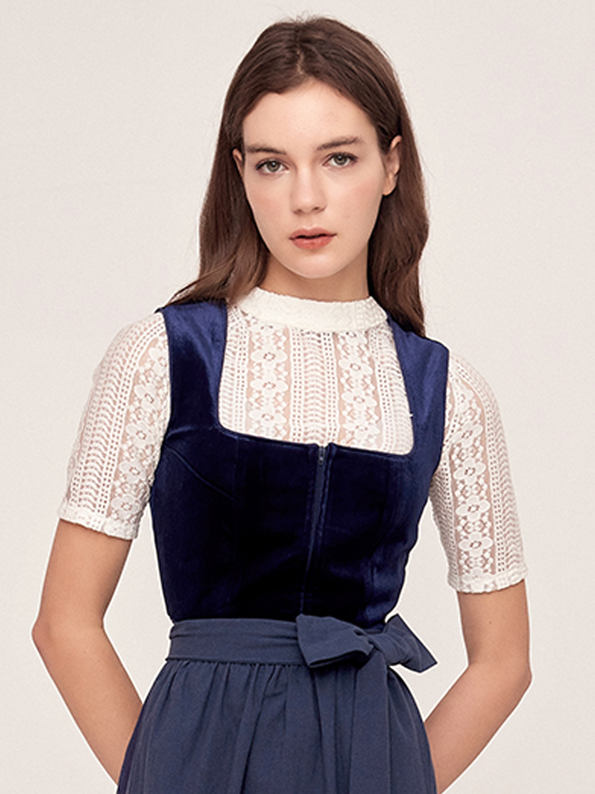 Rot-blaues Dirndl mit modernem Twist