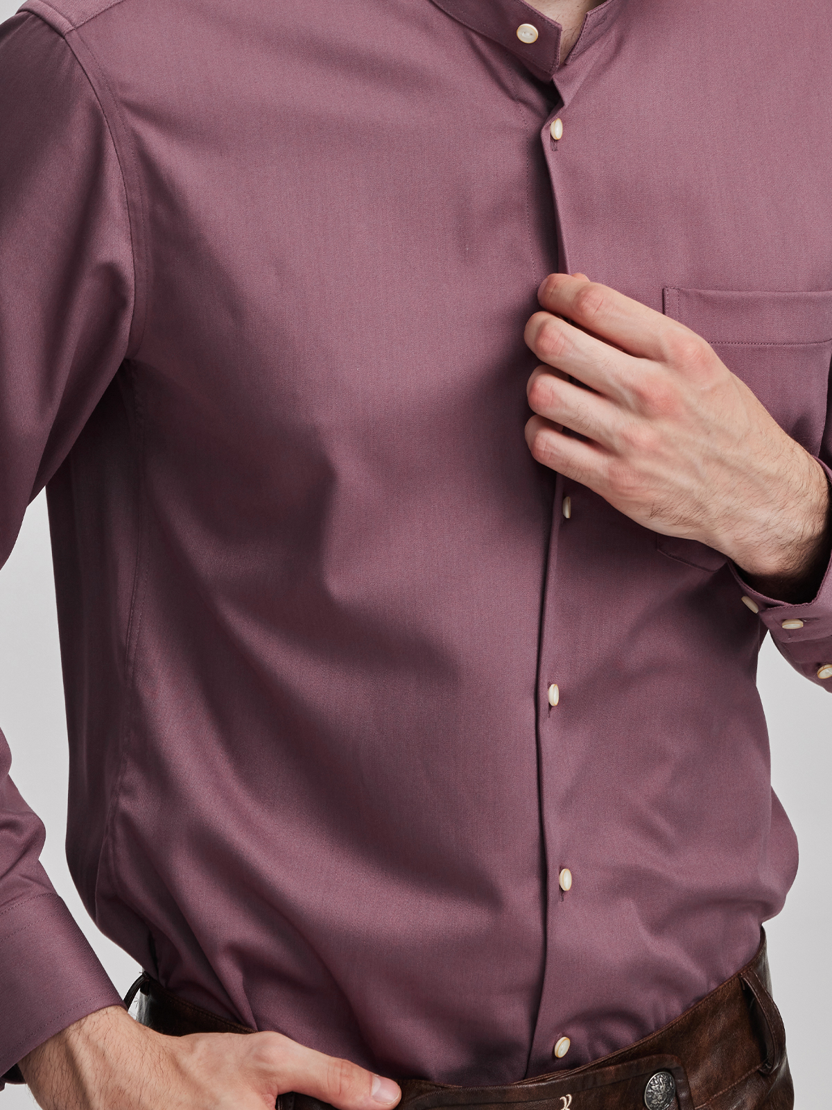 Elegantes schwarzes Samt-Dirndl mit rosa Bluse