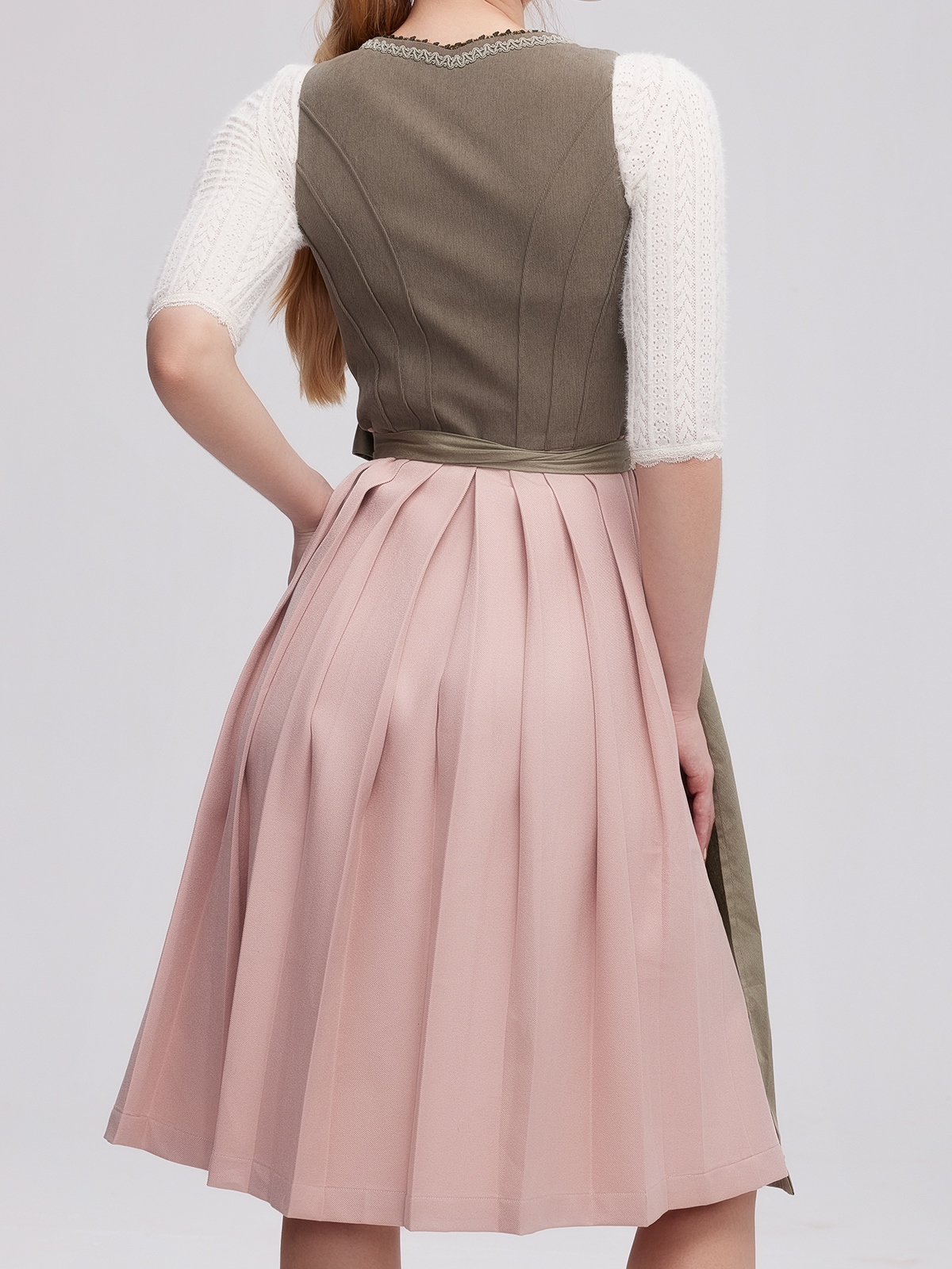 Dirndl hochgeschlossen grün – Eleganz in Naturtönen