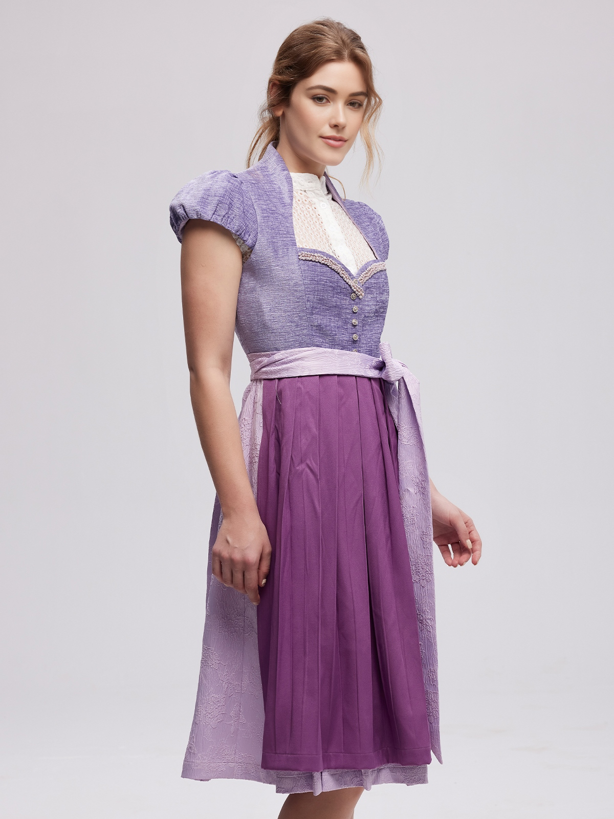 Dirndl in Lila – Eleganz und Charme