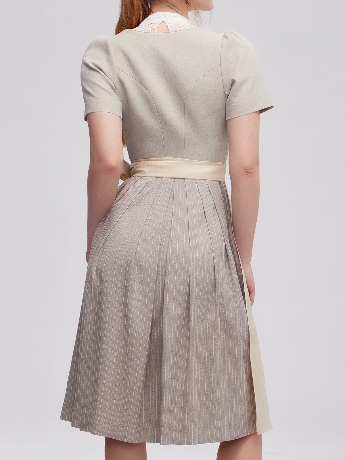 Dirndl in Grau mit weißer hochgeschlossener Bluse