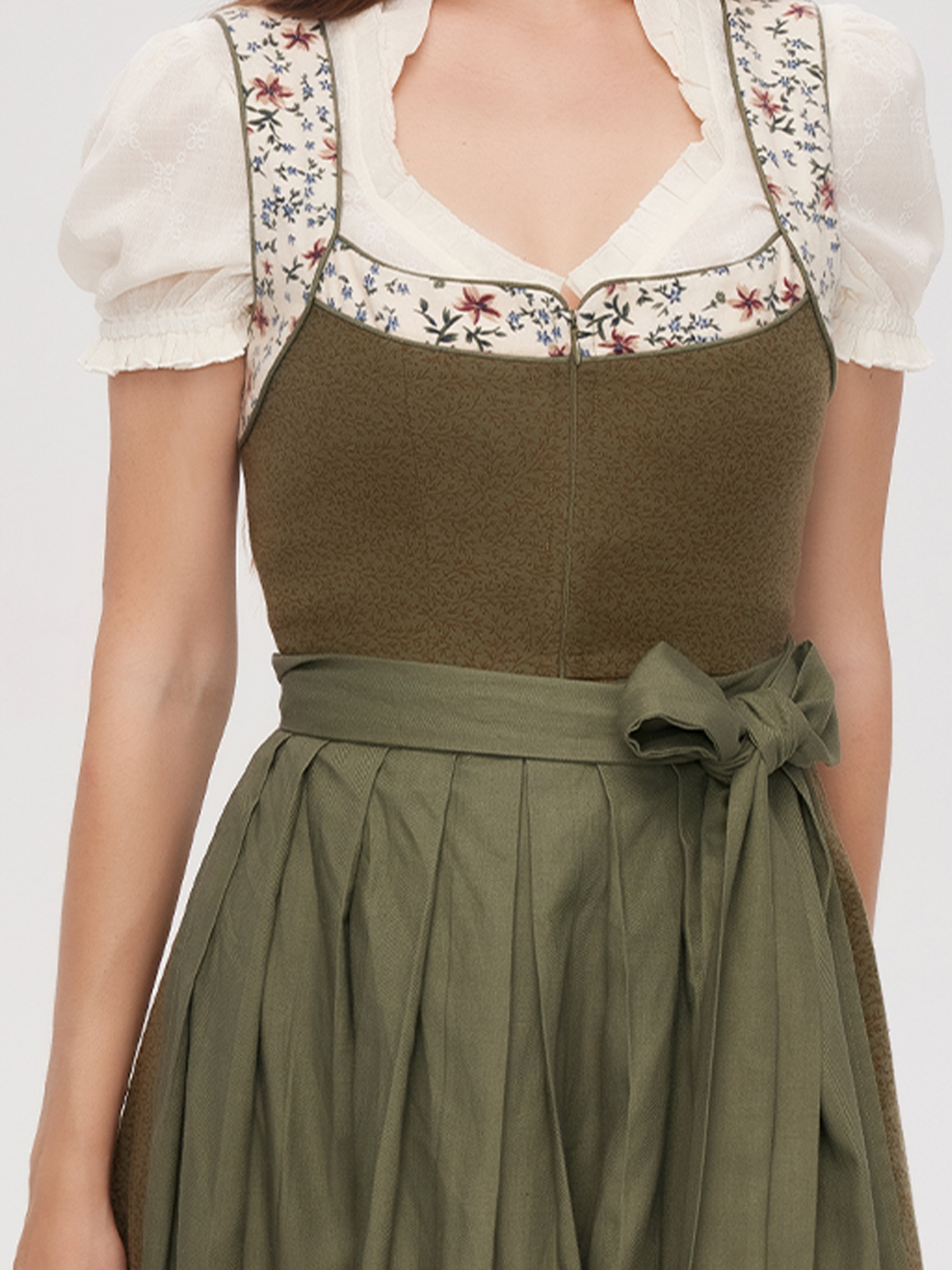 Moderner Dirndl-Stil in Grün