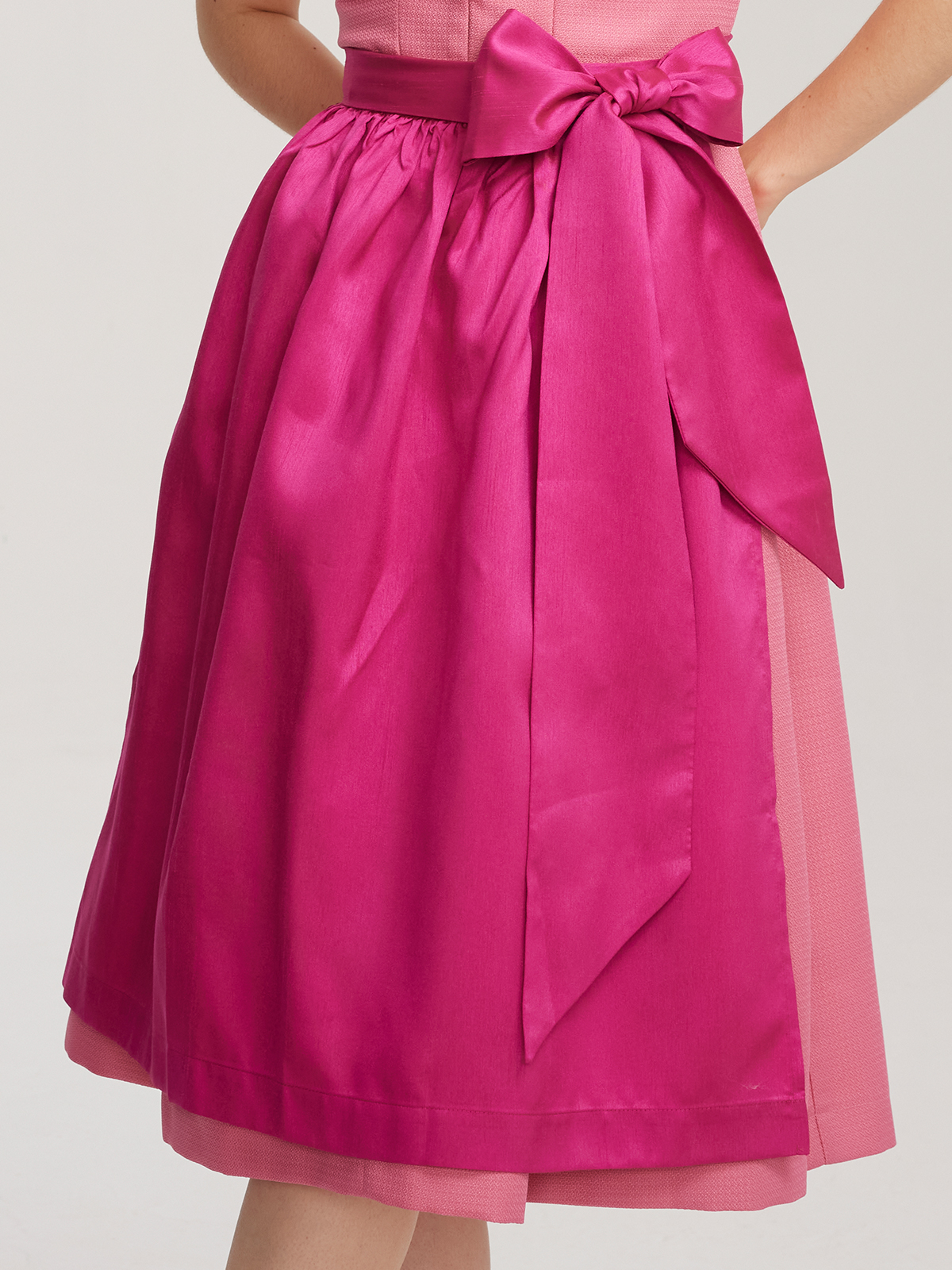 Pinkes Ehreer Dirndl mit modernem Schnitt