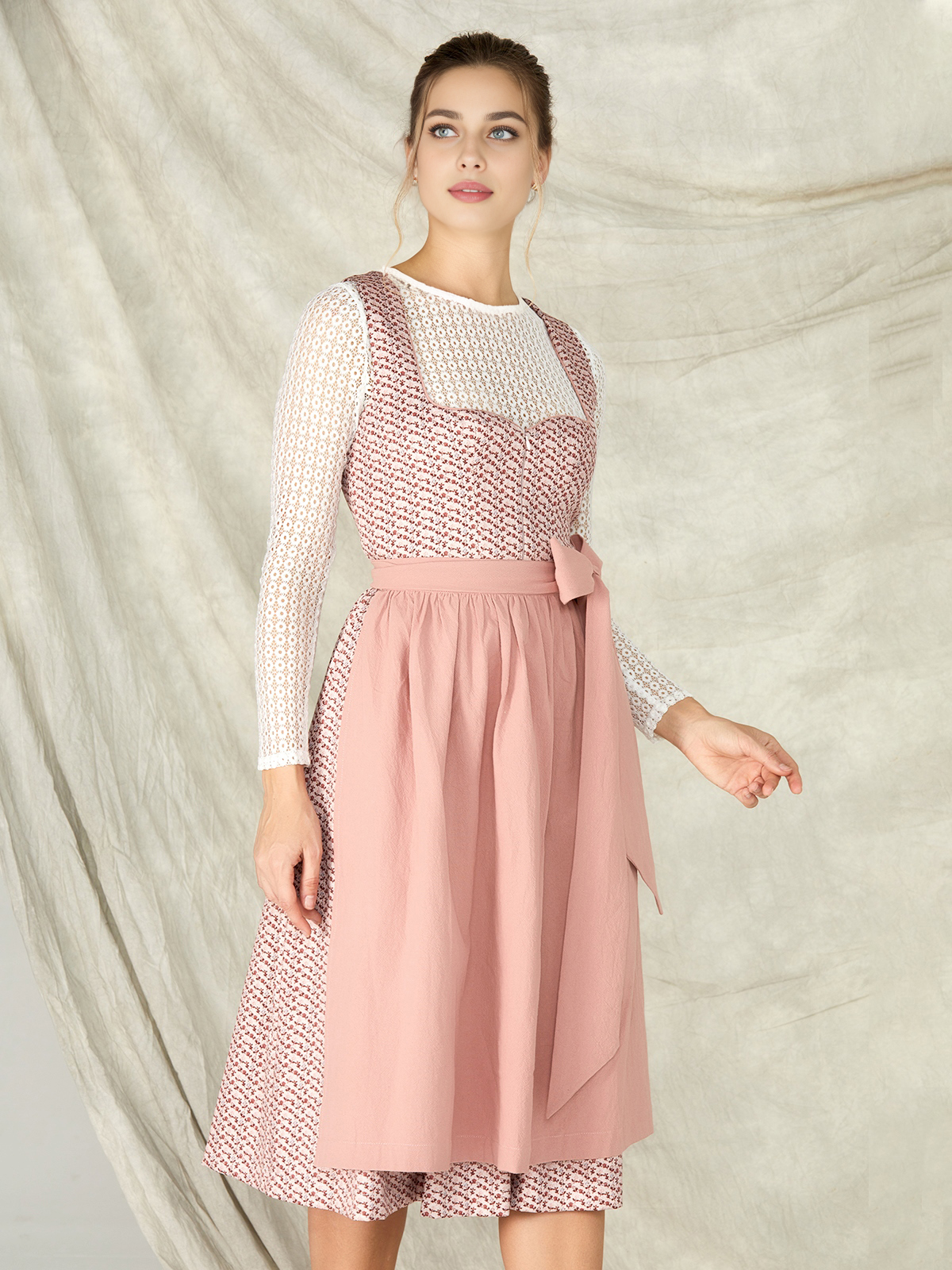 Modernes Dirndl in Rosa mit Hakenverschluss
