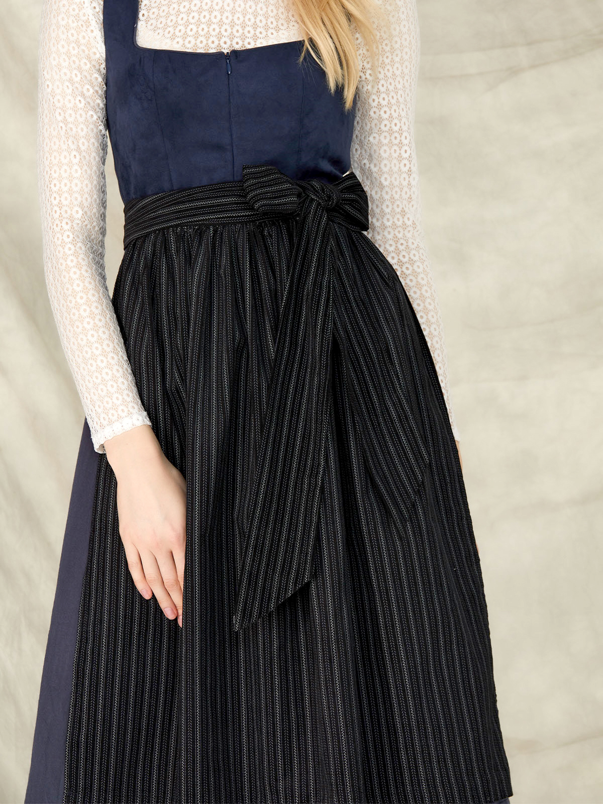 Modernes Dirndl in Blau mit Wildleder-Optik