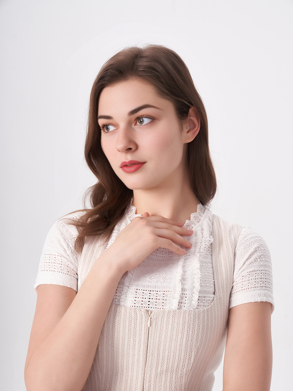Modernes beiges Dirndl mit eleganter Silhouette
