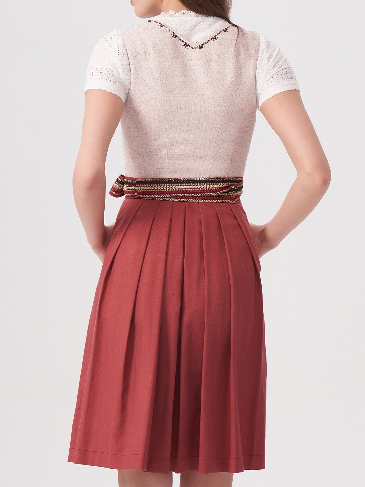 Dirndl in Rosa mit traditioneller Schürze