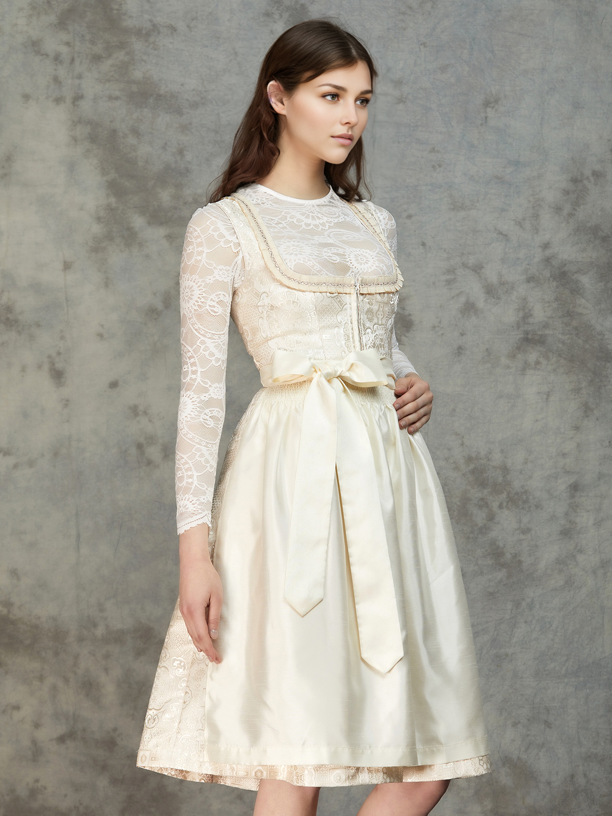 Marjo Dirndlbluse Schwarz in Kombination mit einem weißen Dirndl