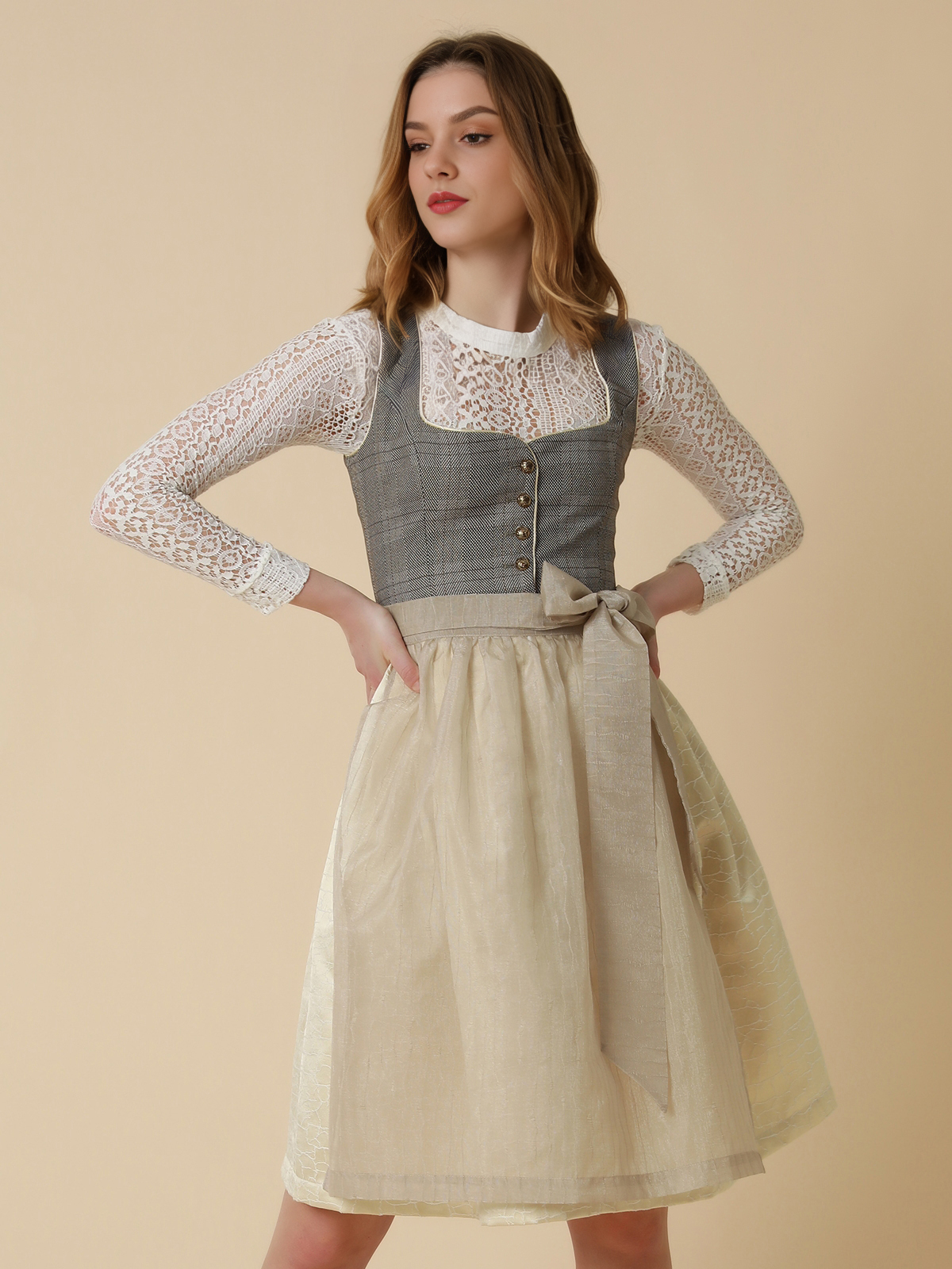 Modernes graues Dirndl mit langarm Bluse