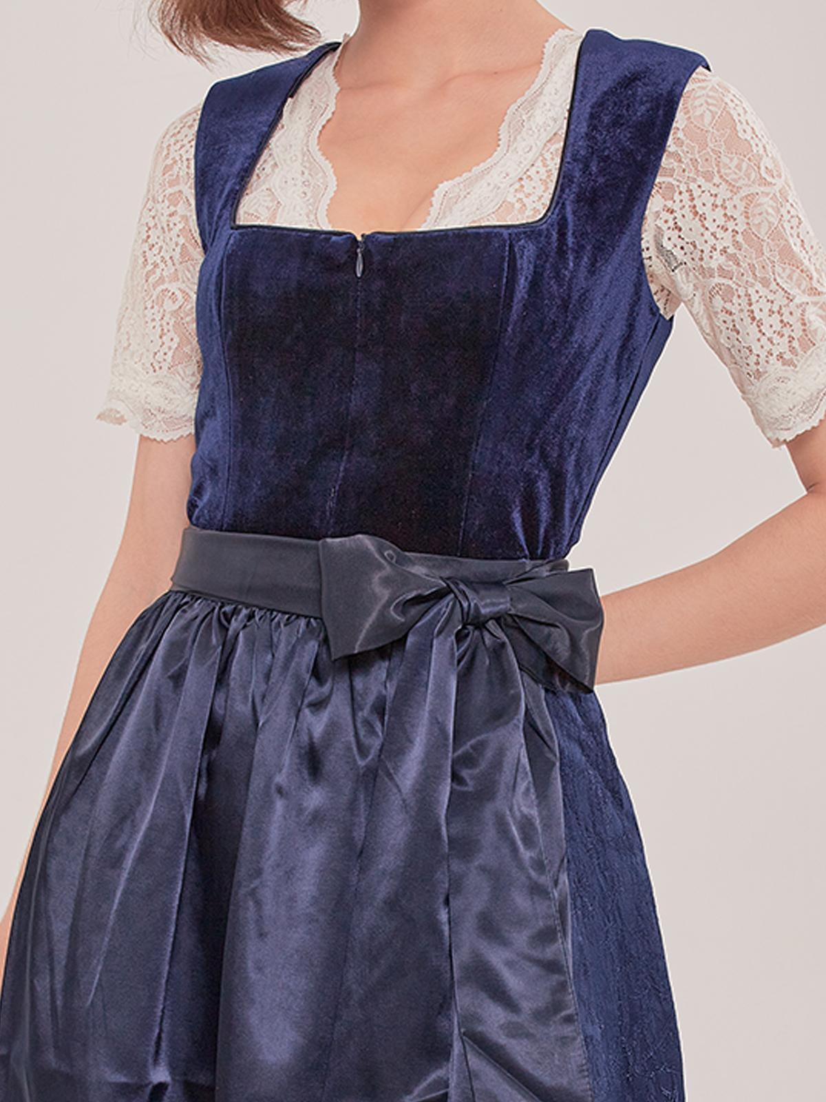 Modernes blaues Dirndl mit schlanker Silhouette